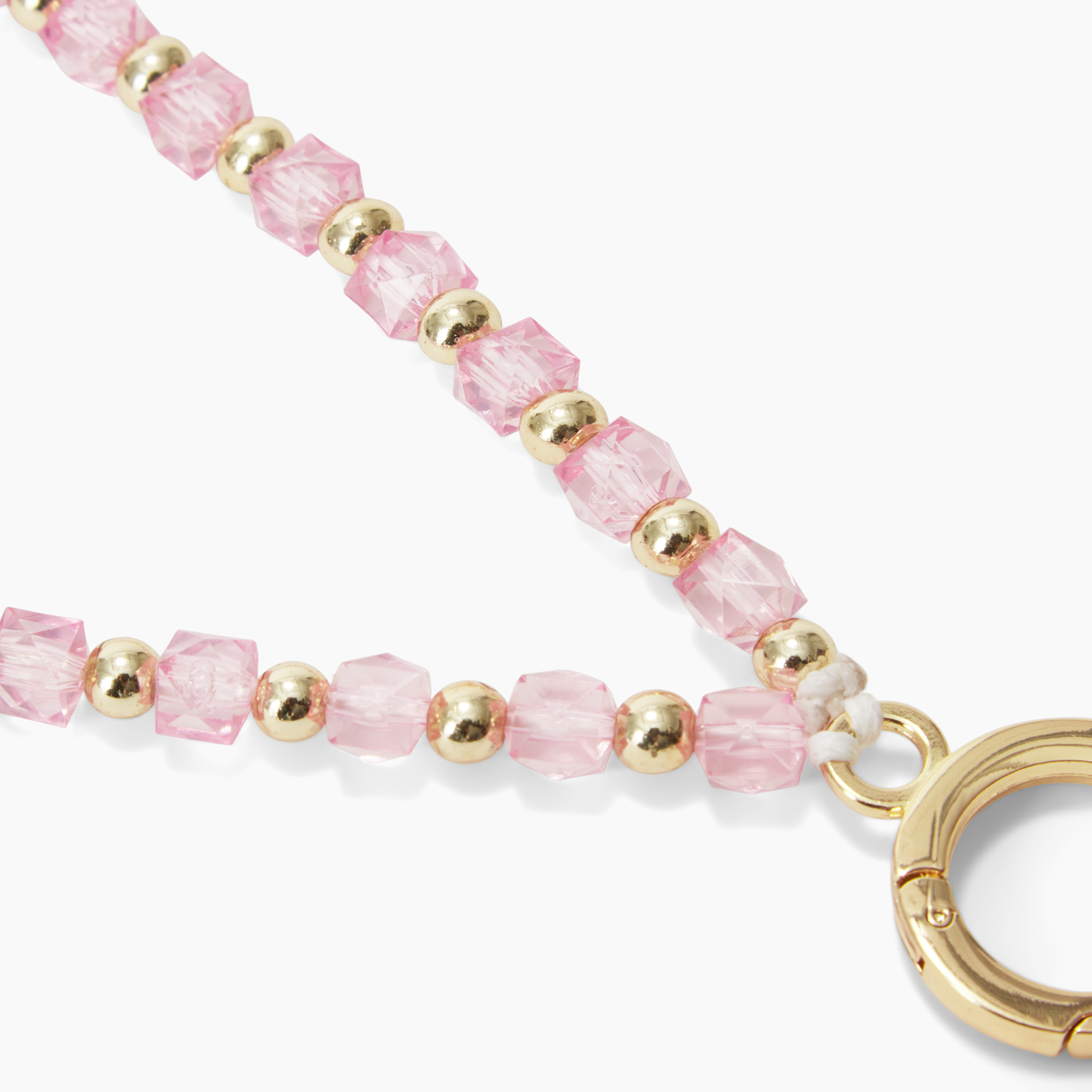 Ein Armband aus rosa facettierten Perlen und goldenen Kugeln mit einem goldenen Karabinerverschluss.