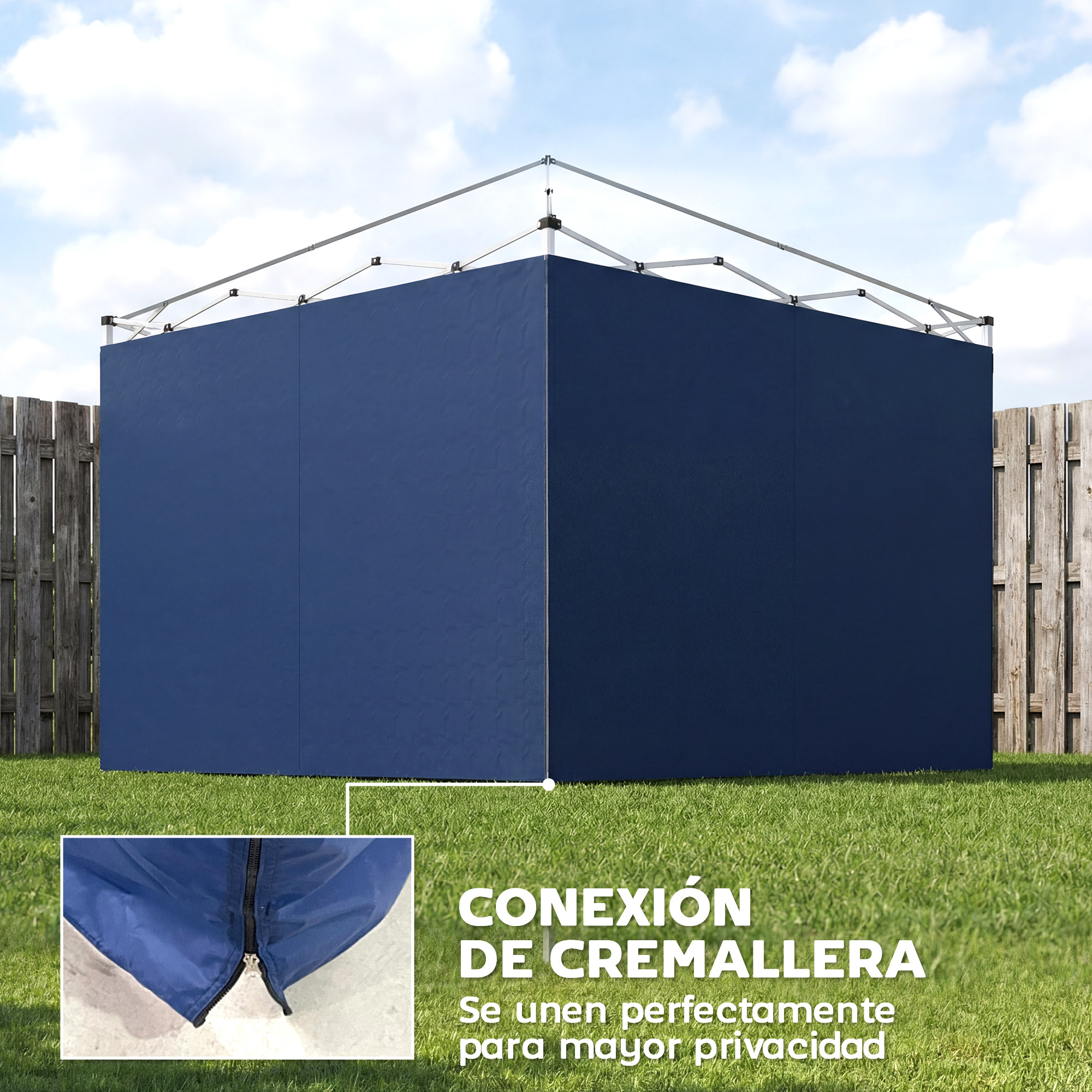 Una carpa azul con marco de metal sobre césped verde, junto a una valla de madera.