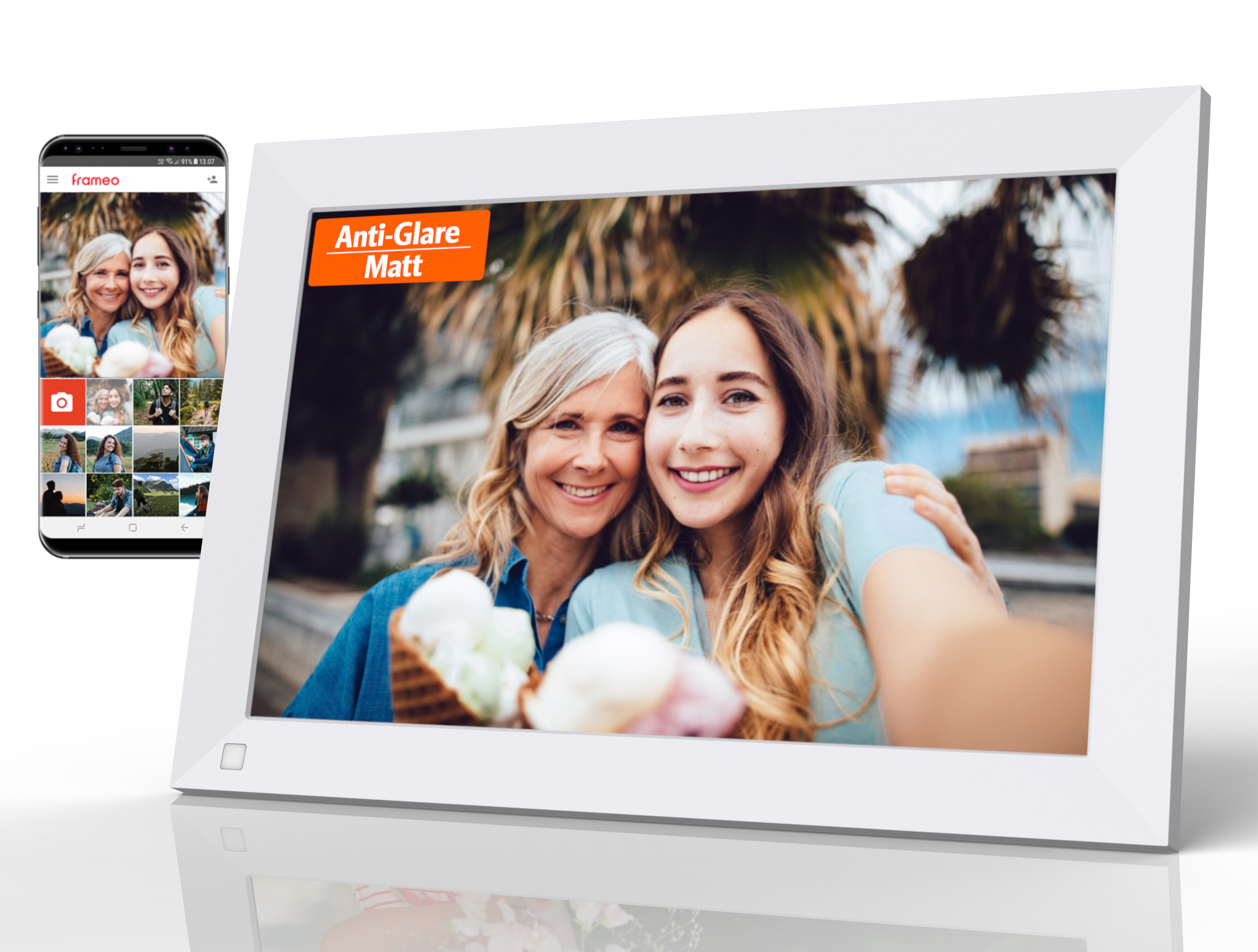 Digitale Fotorahmen zeigt zwei lächelnde Frauen mit Eis, neben einem Smartphone.
