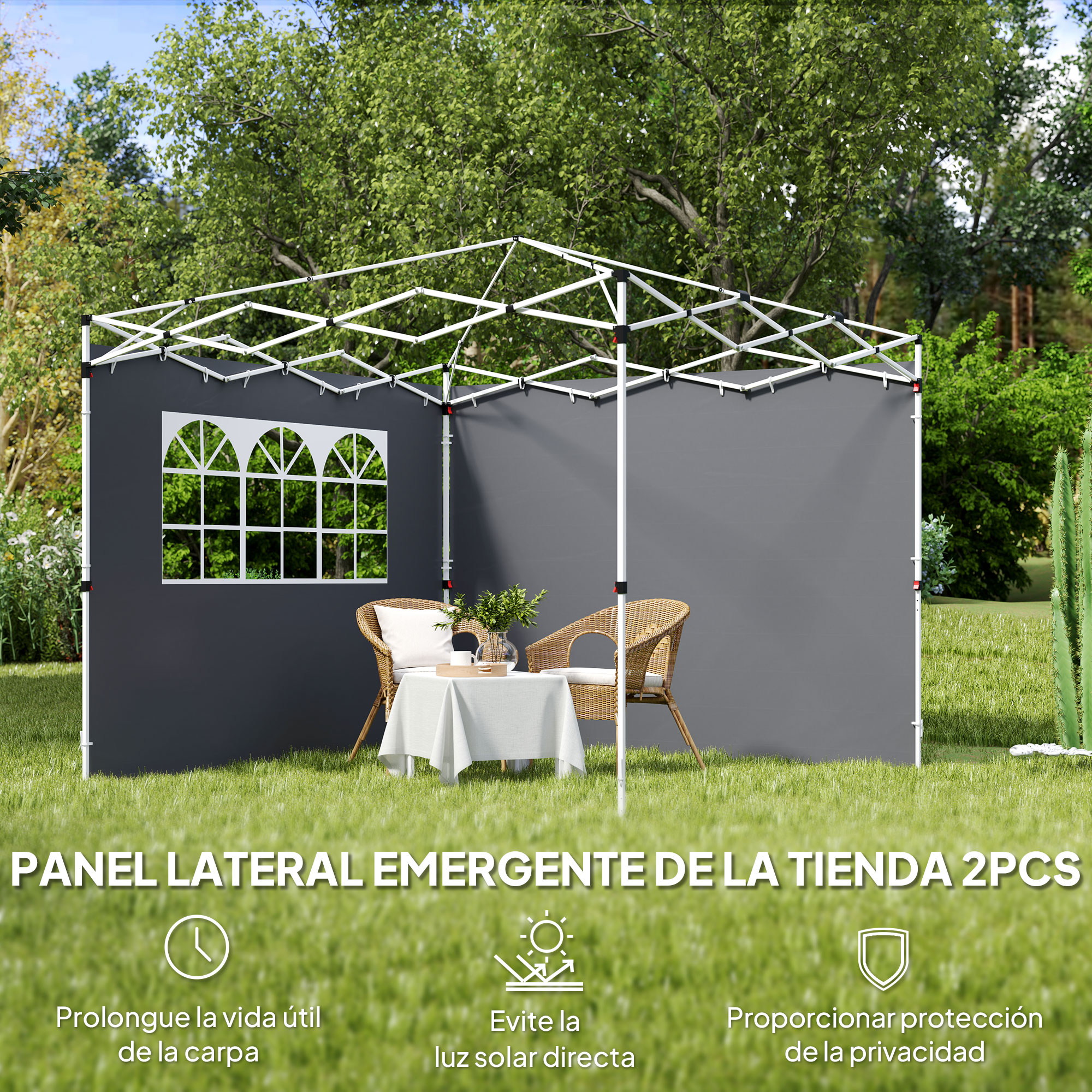 Un gazebo gris con ventanas y muebles de exterior sobre césped.