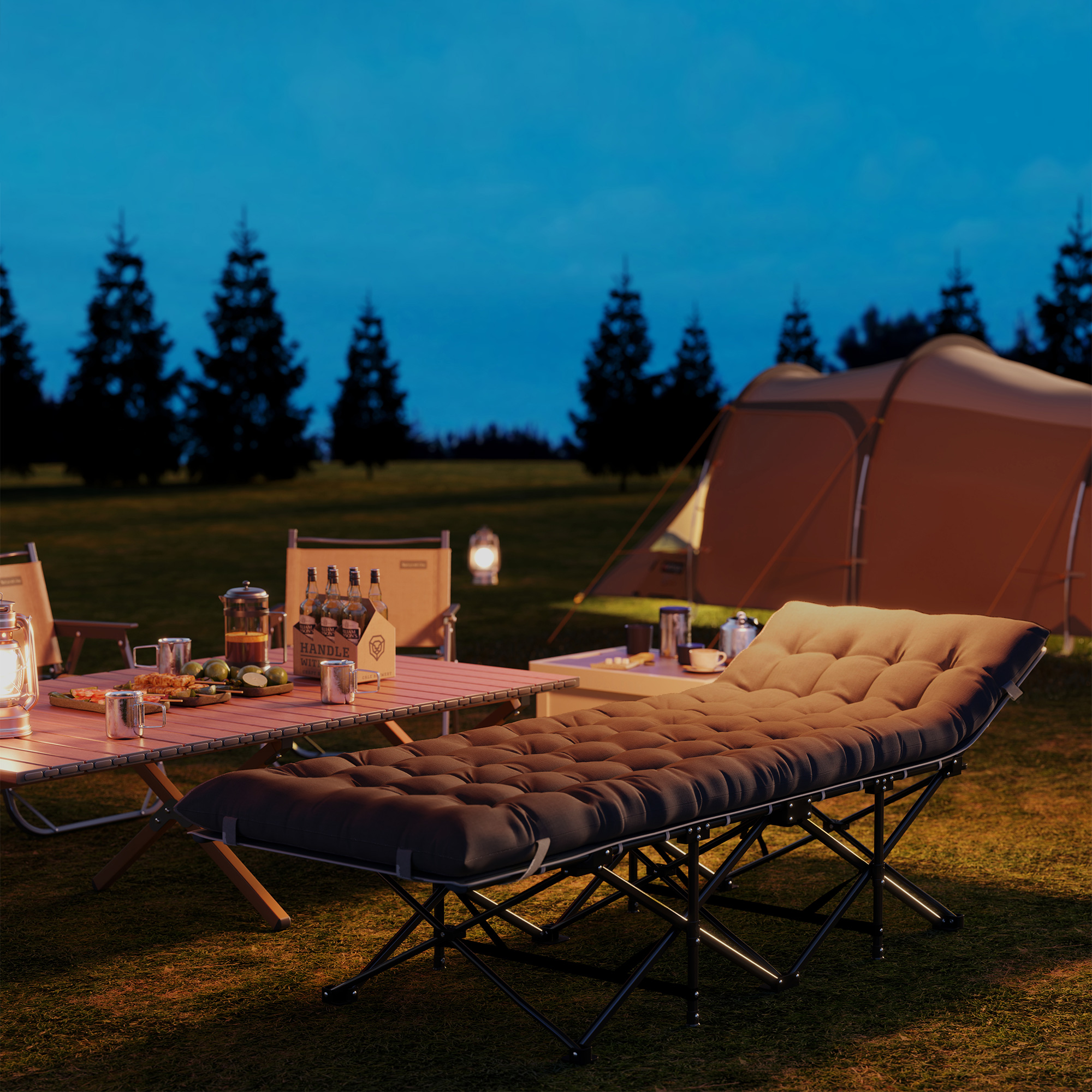 Camping al anochecer con tienda, catre y mesa con comida.