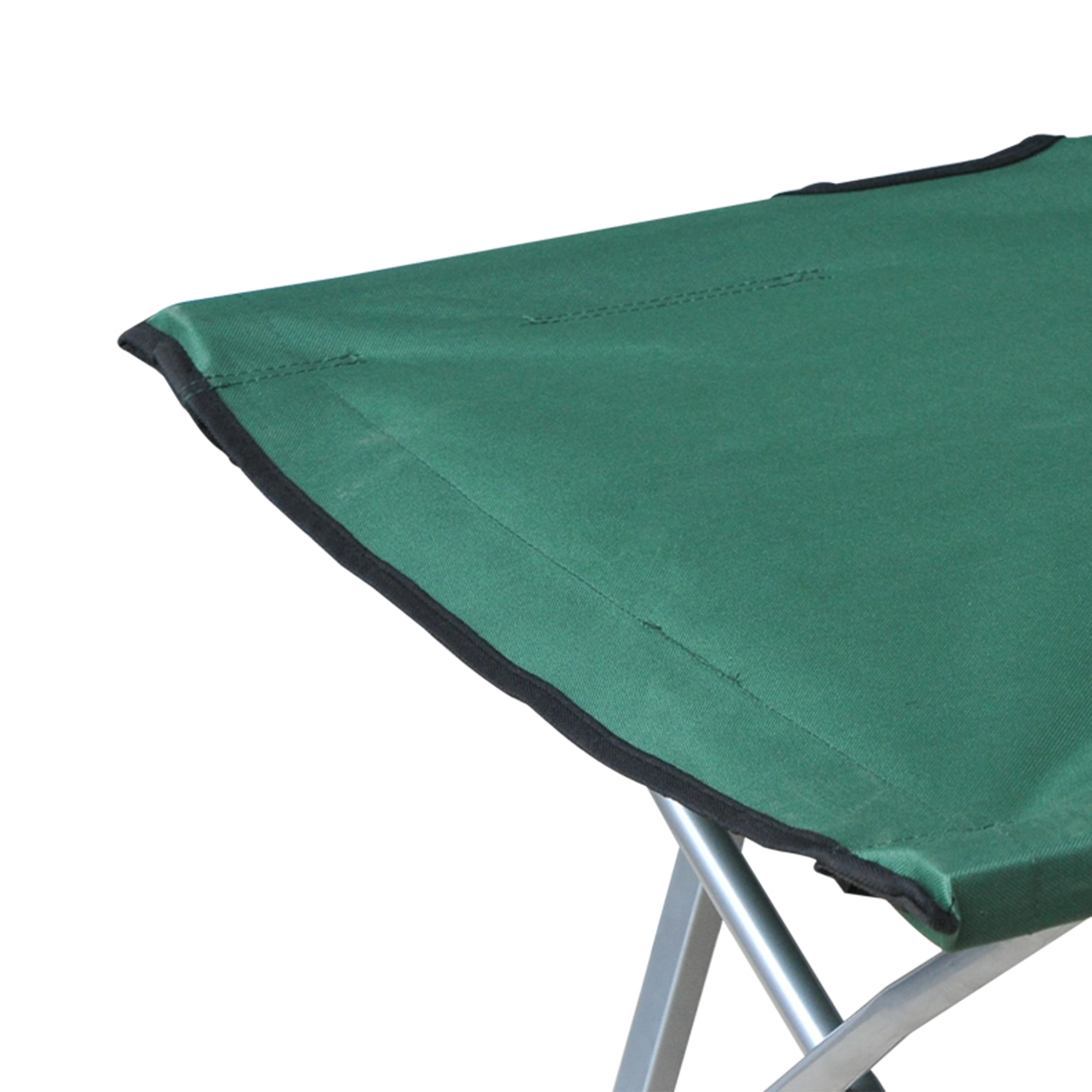 Un taburete de tela verde con patas de metal plateadas, primer plano del asiento.