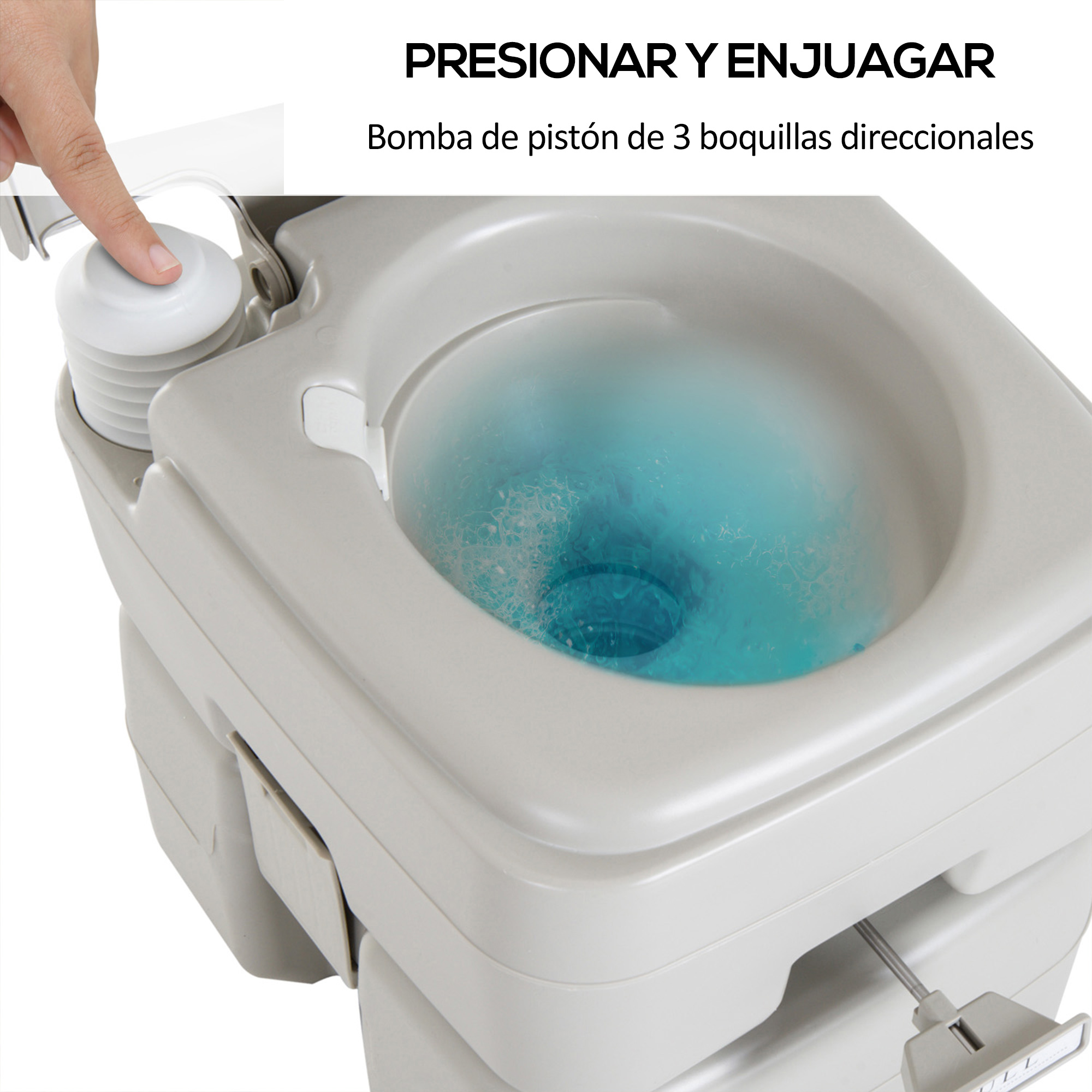 Una mano presiona un botón en un inodoro portátil con agua azul.