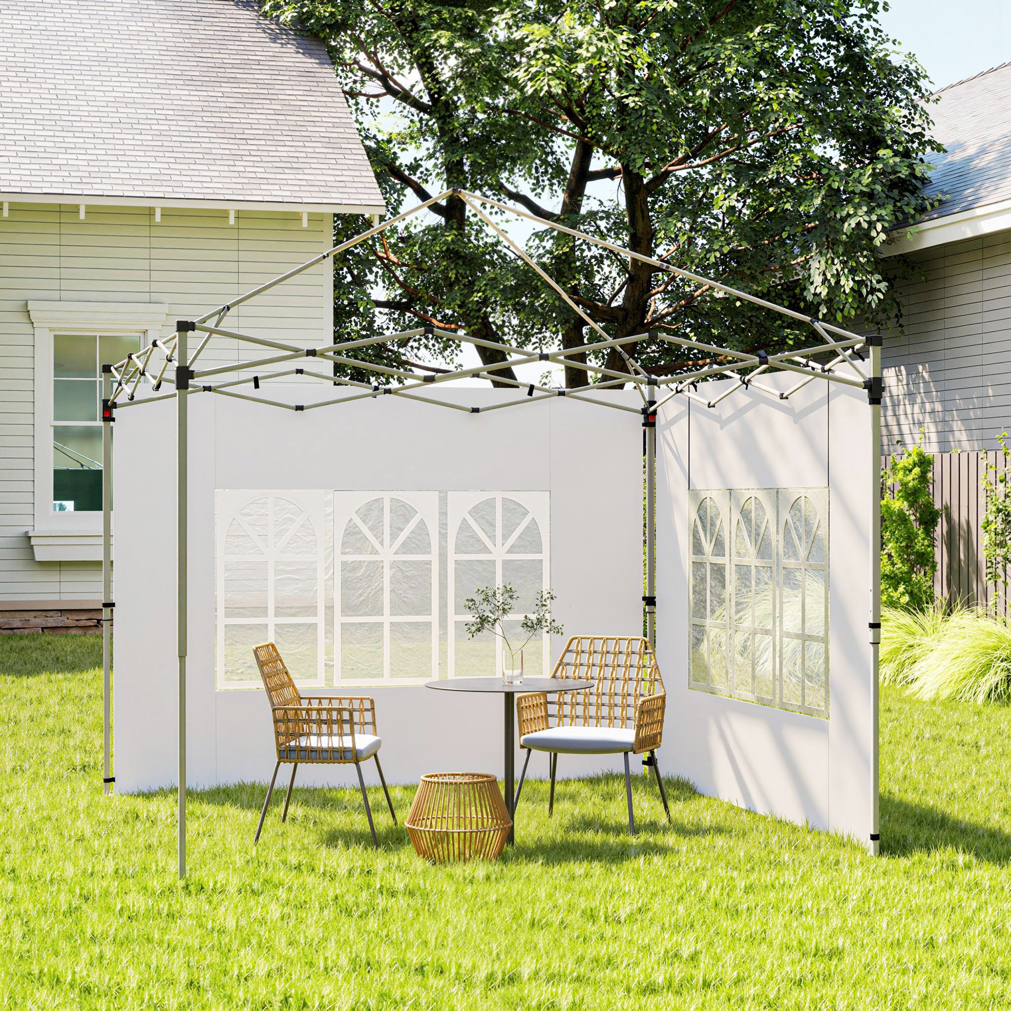 Una carpa plegable montada con dos sillas y una mesa en un jardín.