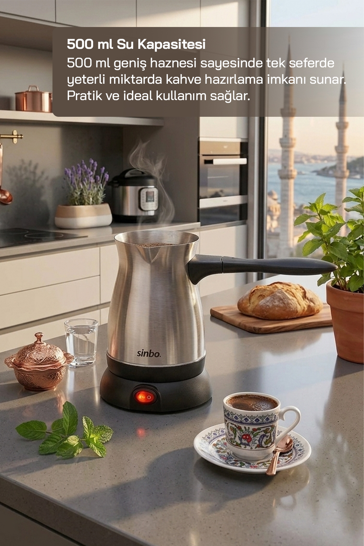 Tezgah üzerinde paslanmaz çelik kahve makinesi, yanında buğulu kahve ve ekmek.