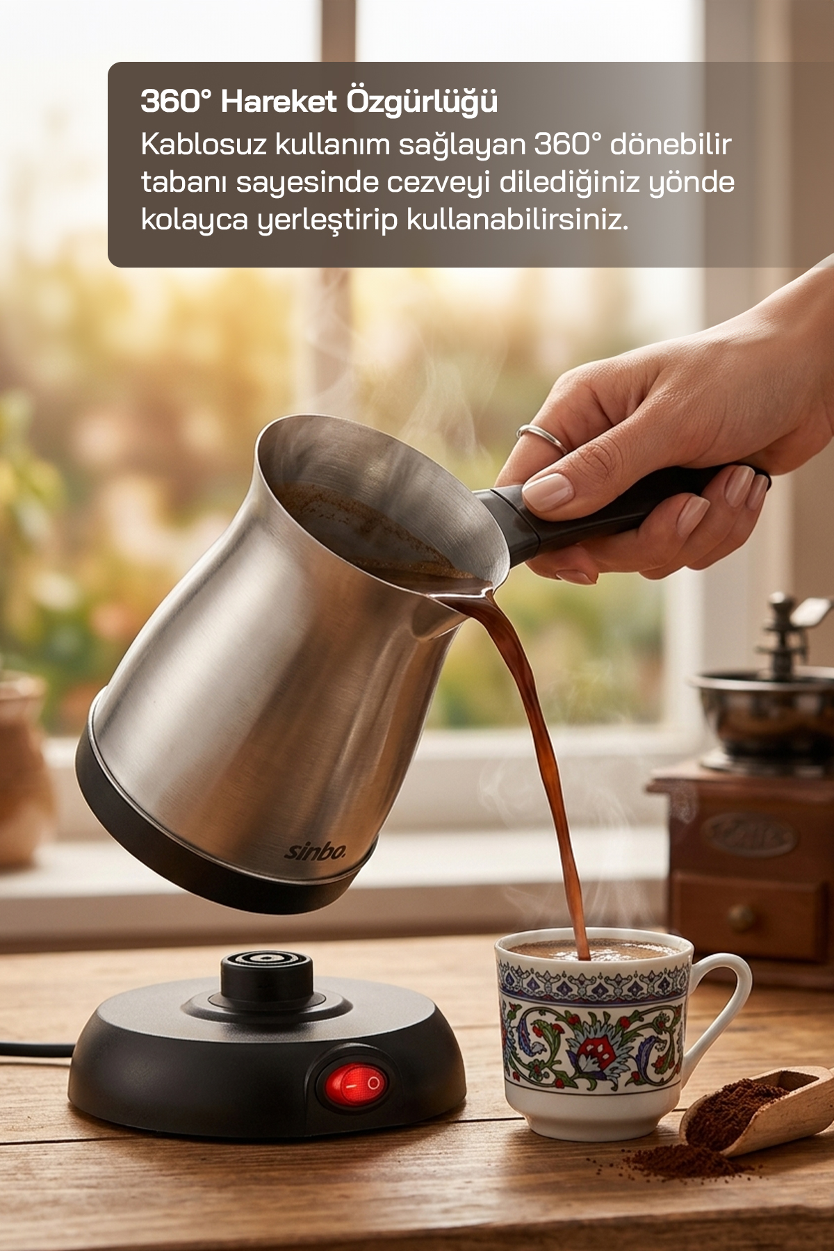 Bir el, gümüş cezveden süslü bir fincana kahve döküyor. Buhar yükseliyor.