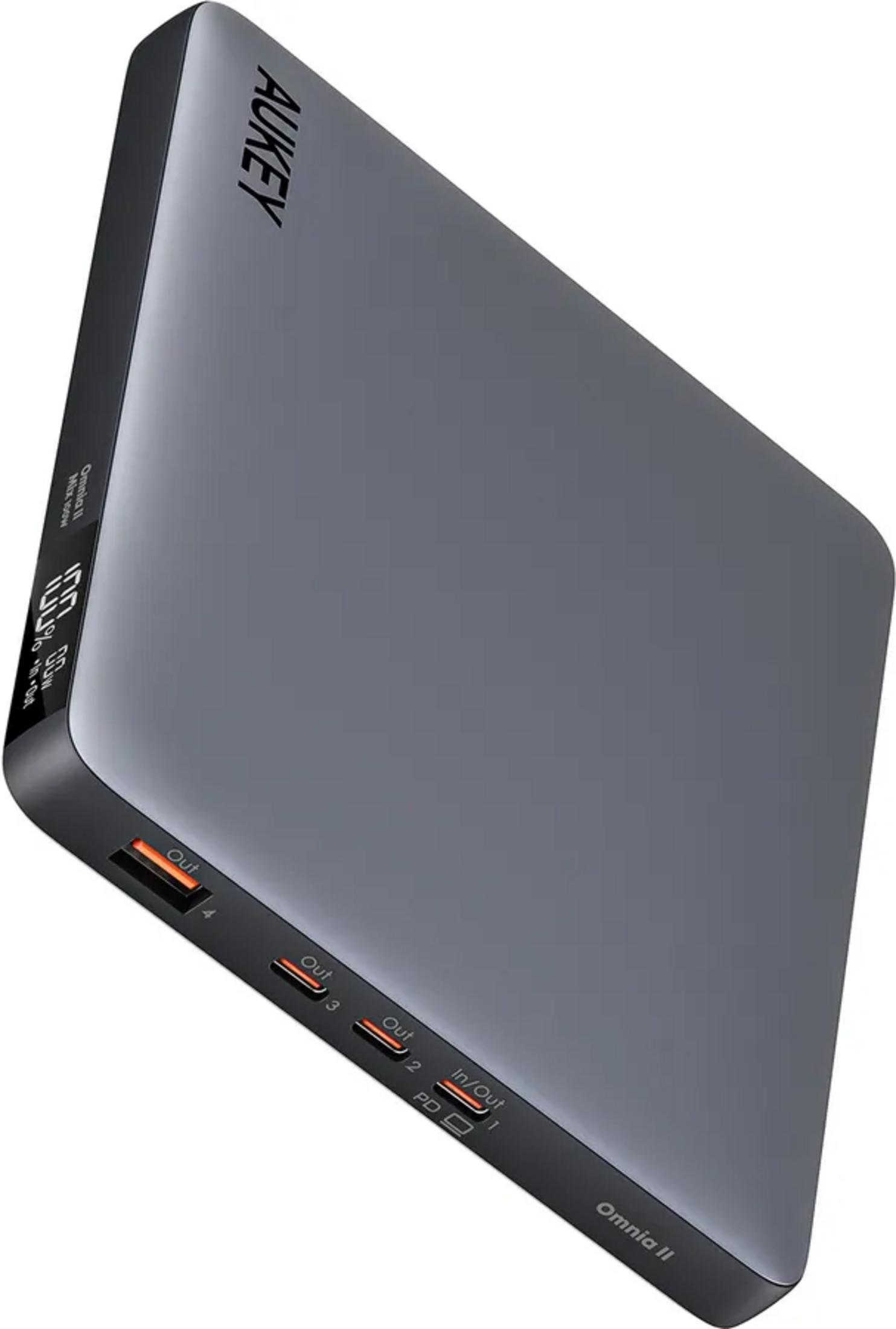 Power bank AUKEY grigio con 4 porte USB e display digitale.