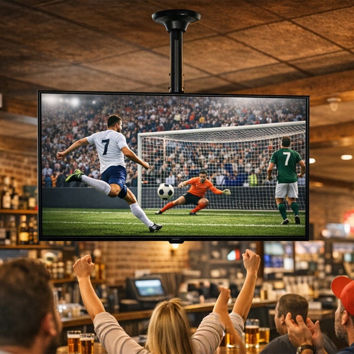 Ein Mann in weiß kickt einen Fußball auf ein Tor, während ein Torwart pariert.