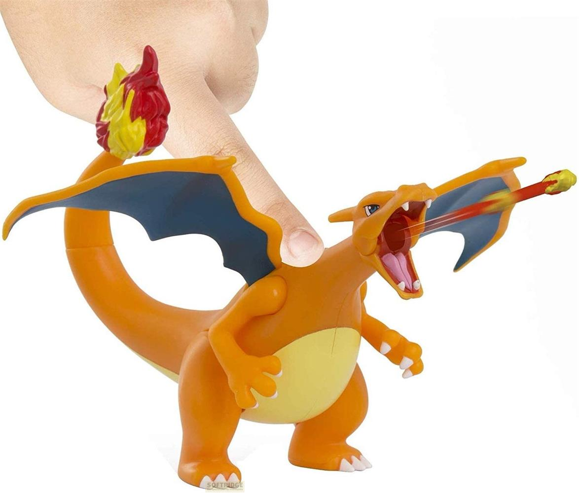 Orange Charizard-Spielzeug mit blauen Flügeln, das eine rote und gelbe Feuerfontäne abfeuert.