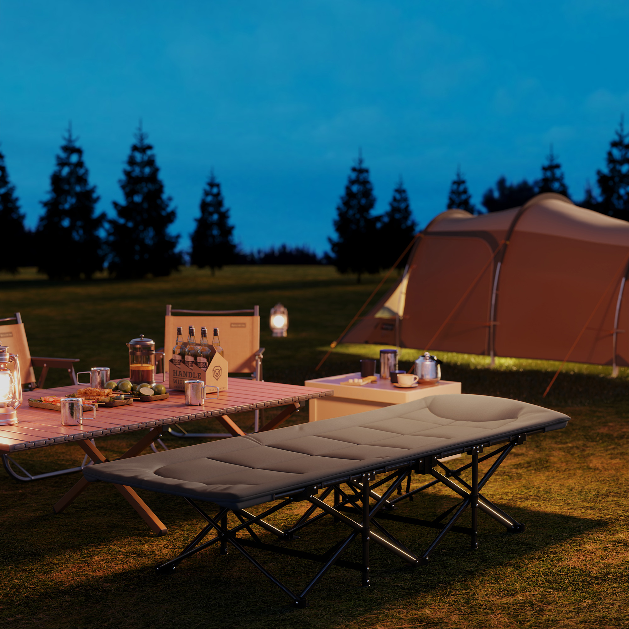 Campamento nocturno con tienda, mesa, sillas, cama plegable y farol.