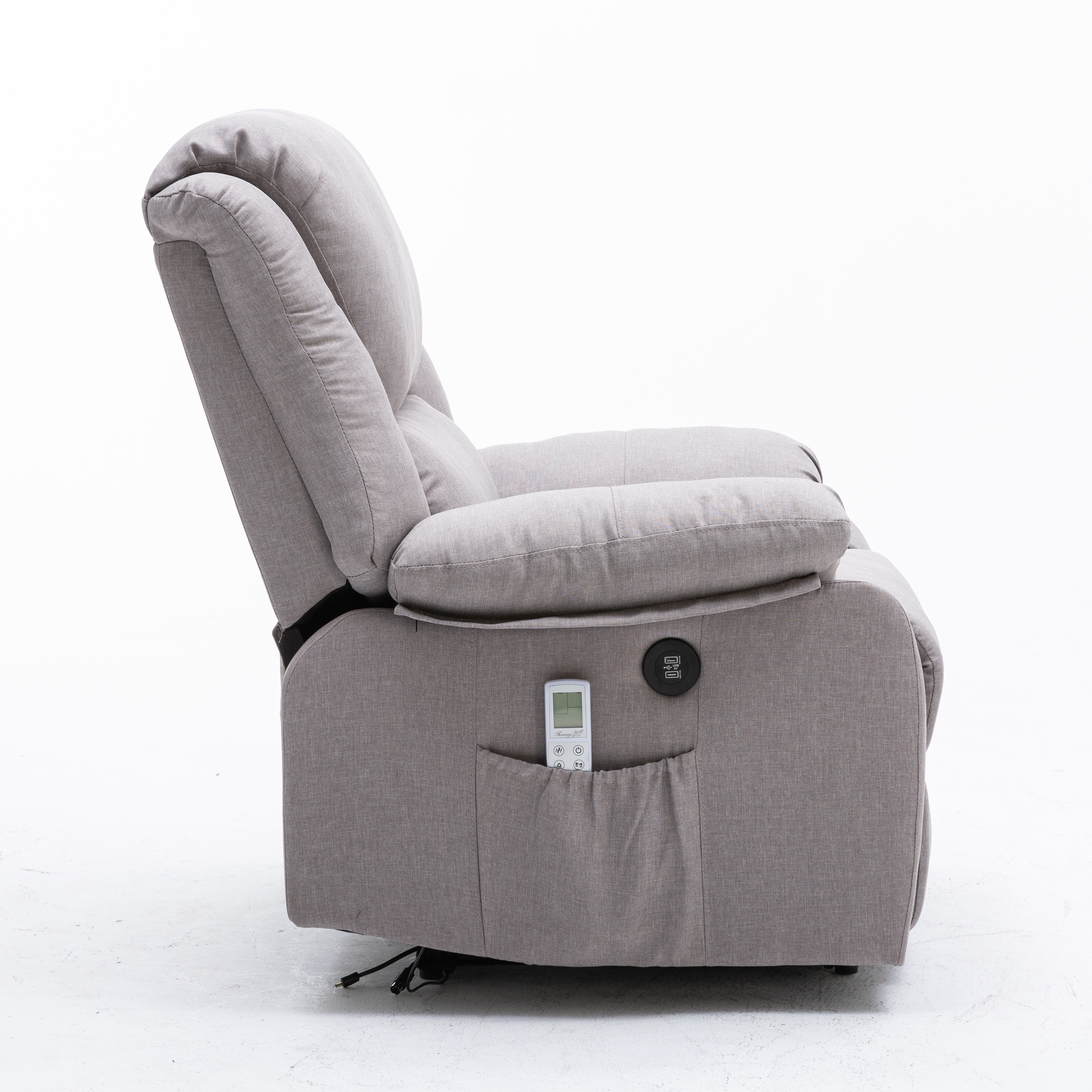 Un sillón reclinable gris con mando a distancia y puerto USB sobre fondo blanco.
