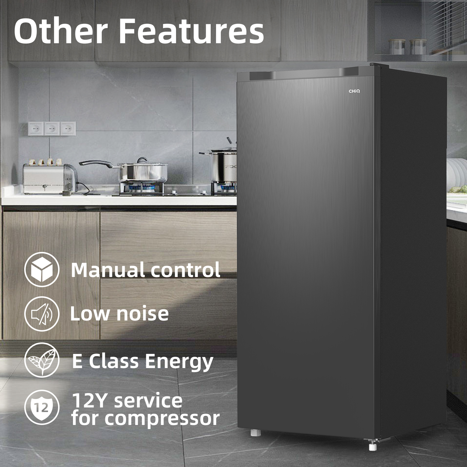 Un refrigerador moderno y oscuro está en una cocina con estufa y ollas.