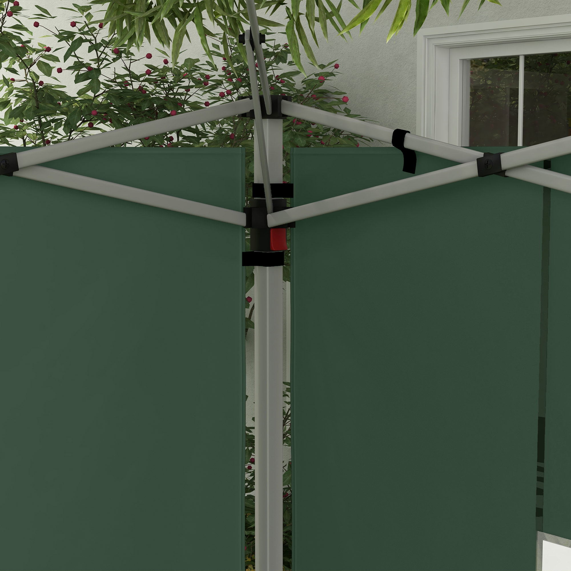 Un toldo verde con marco de metal frente a una pared blanca con ventana y plantas.
