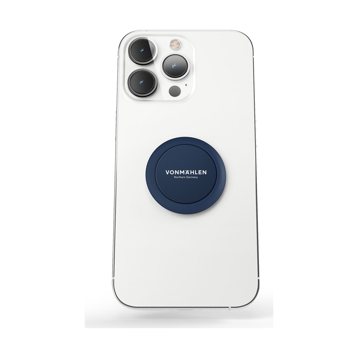 Uno smartphone bianco con tre fotocamere e un cerchio blu con logo.