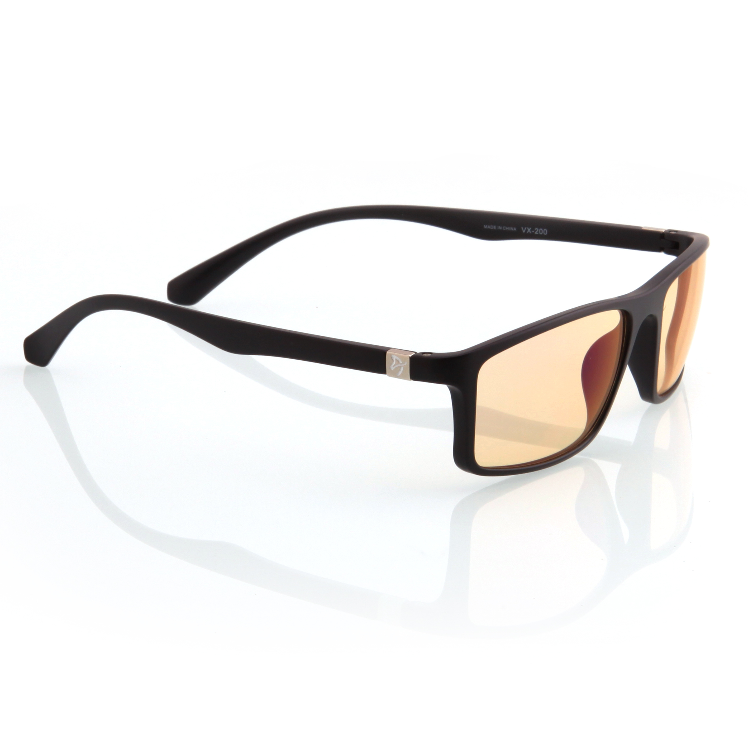 Schwarze Brille mit bernsteinfarbenen Gläsern und silbernem Logo auf dem Bügel.
