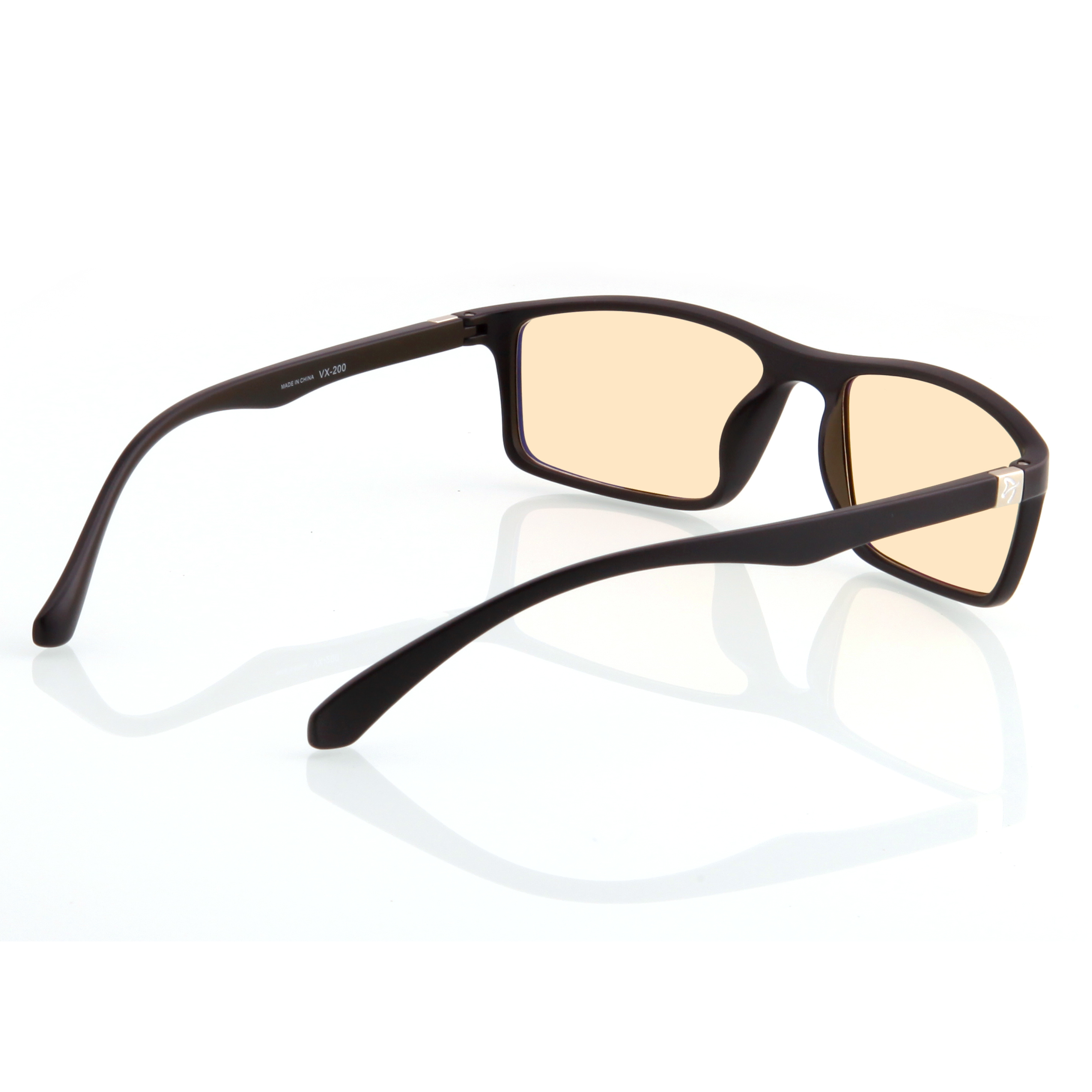 Schwarze Brille mit orangefarbenen Gläsern, auf weißem Hintergrund.