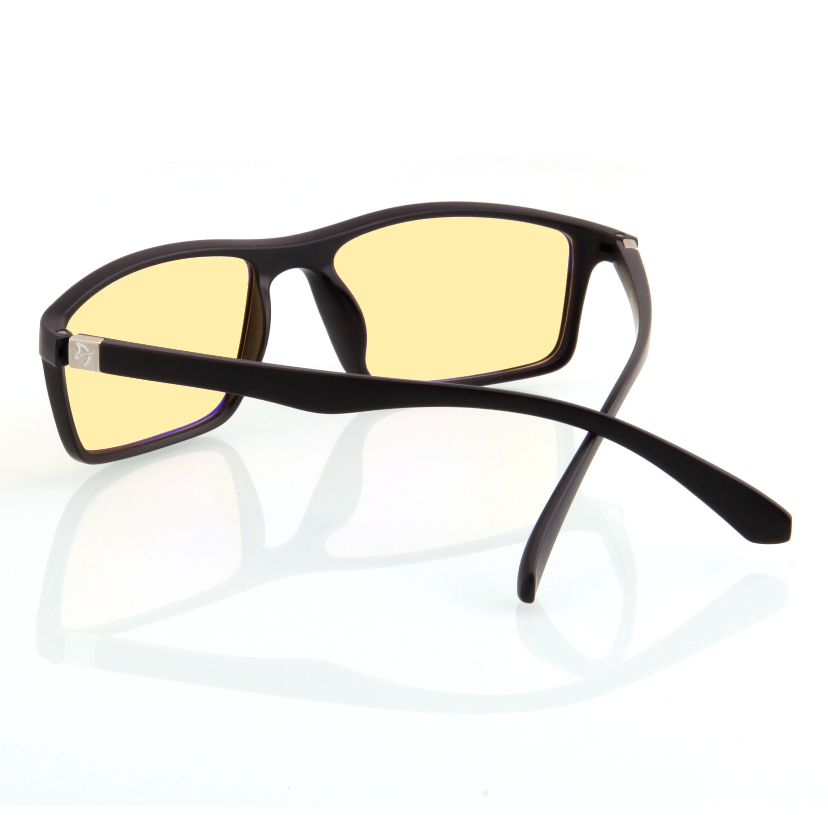 Schwarze Brille mit gelben Gläsern, auf weißem Hintergrund liegend.