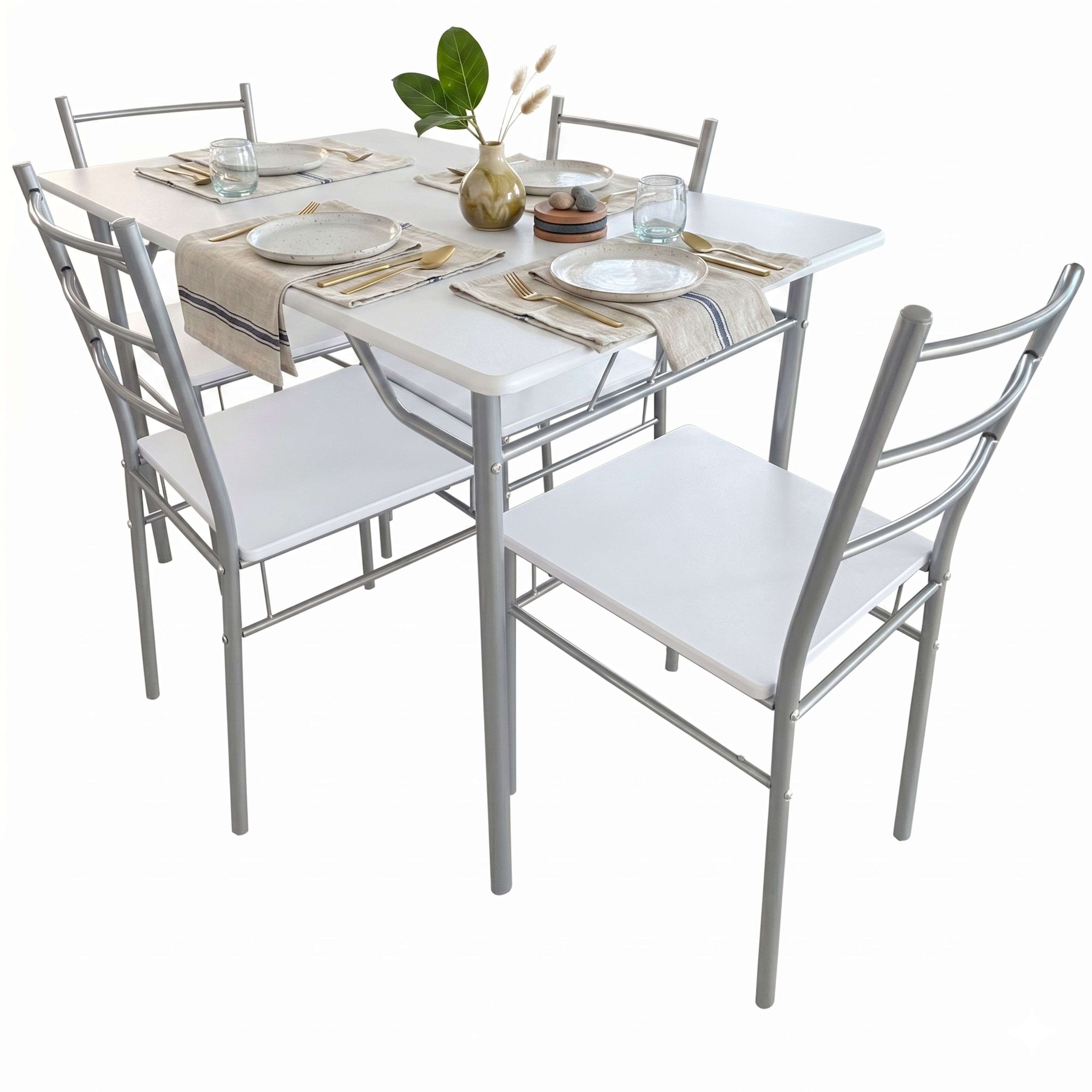 Una mesa de comedor blanca con cuatro sillas blancas y cubiertos dorados.