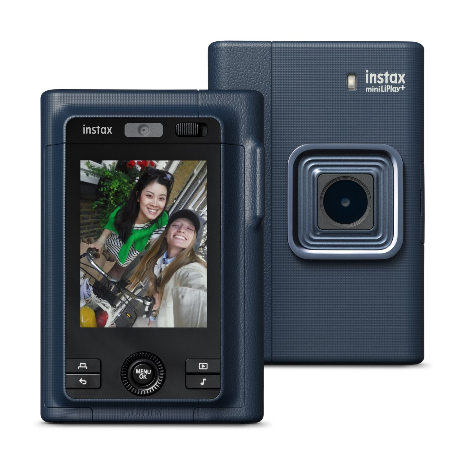 Blaue Instax mini LiPlay+ Kamera zeigt zwei lächelnde Frauen auf dem Bildschirm. Rückansicht zeigt Linse.