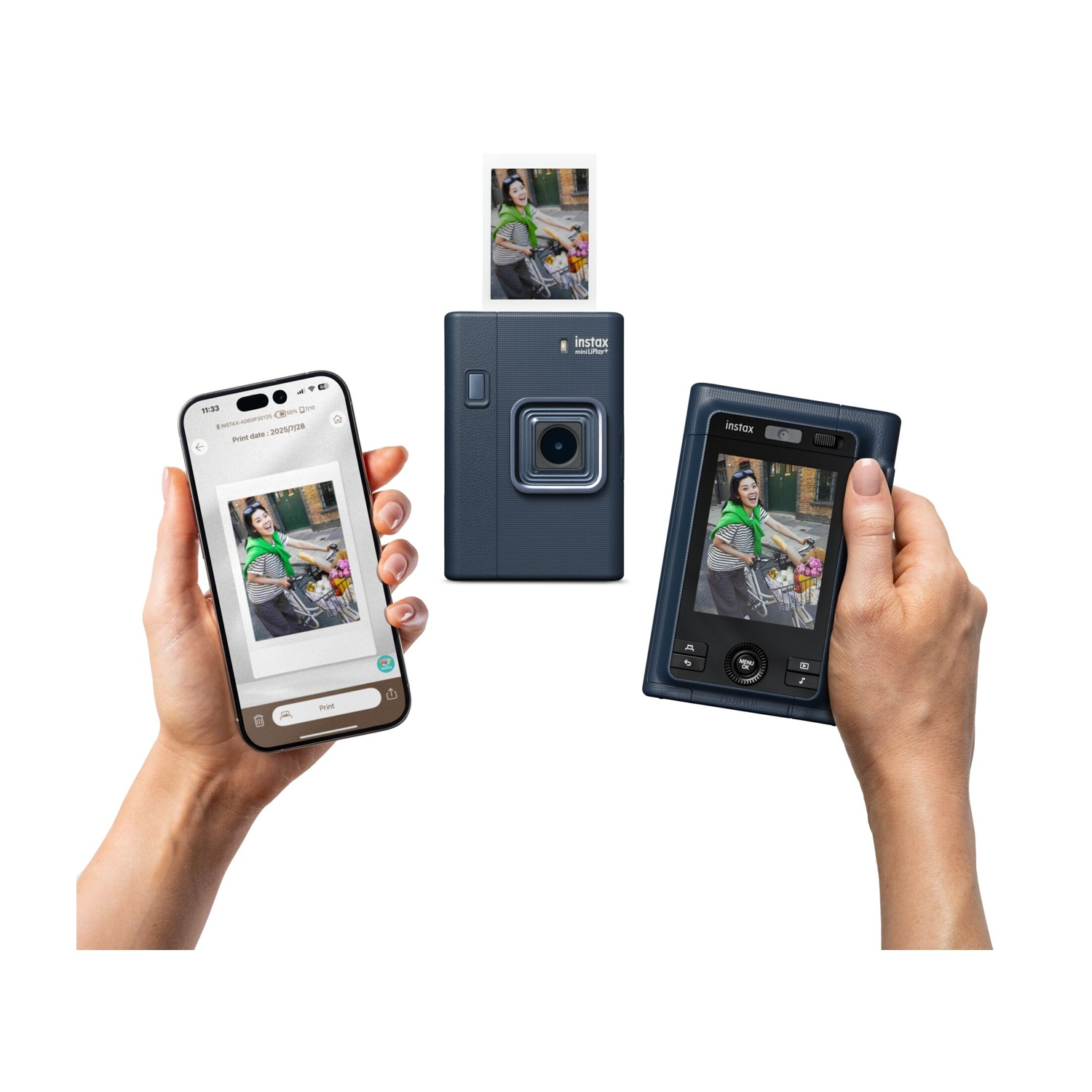 Drei Instax Mini LiPlay Kameras und ein Smartphone mit Druckvorschau.