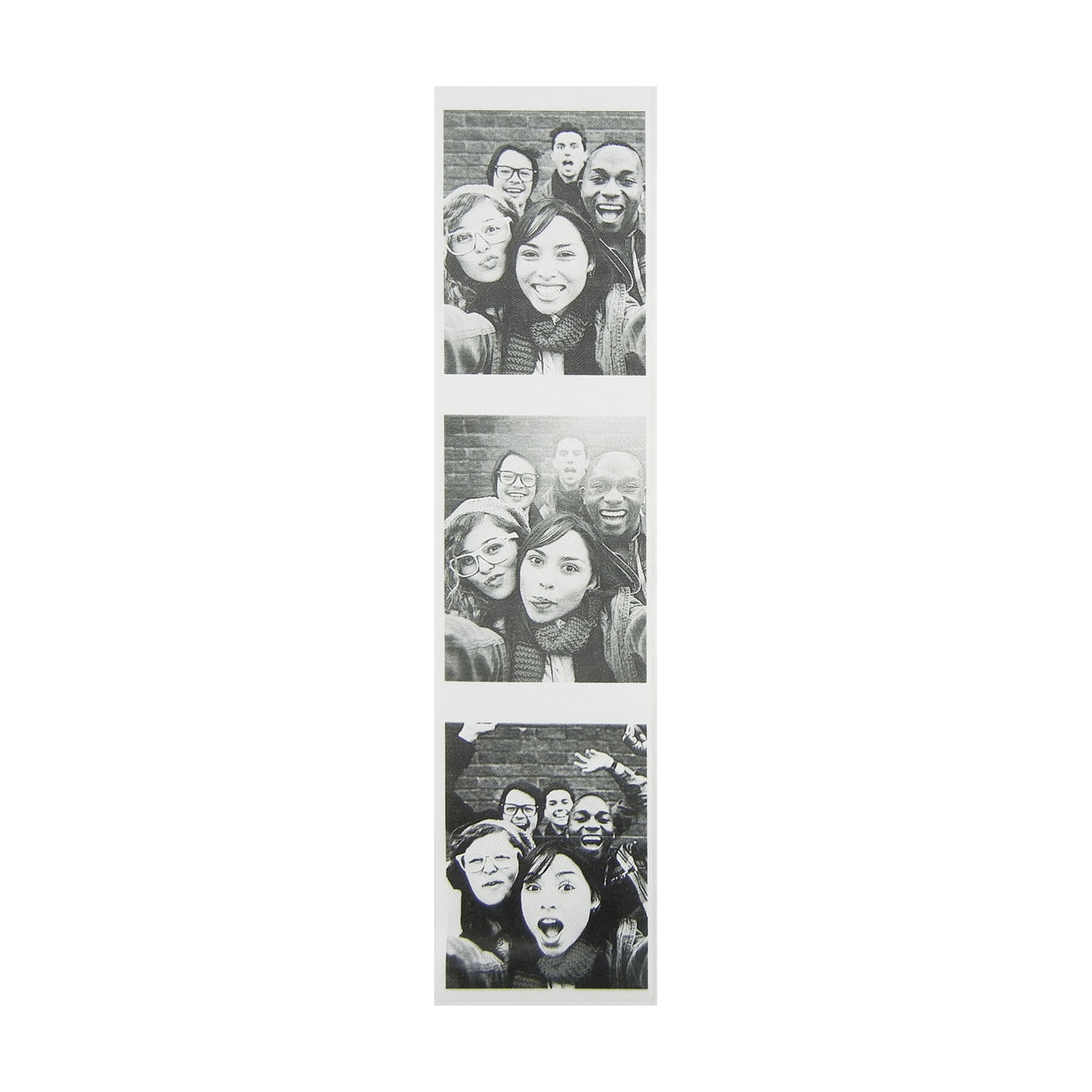 Tre strisce di selfie con giovani che fanno smorfie e ridono.
