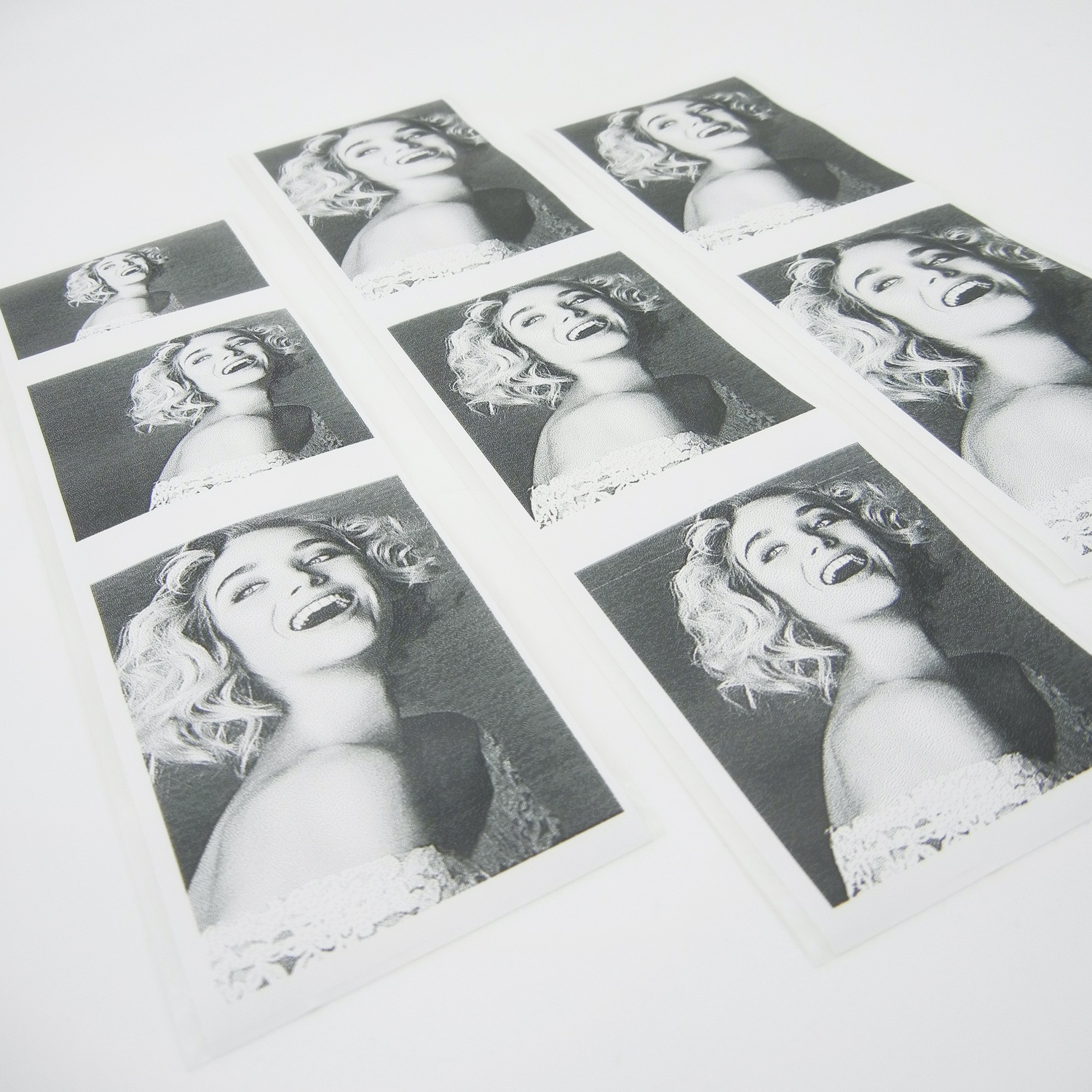 Diverse strisce di fototessera in bianco e nero di una donna con capelli corti che ride.
