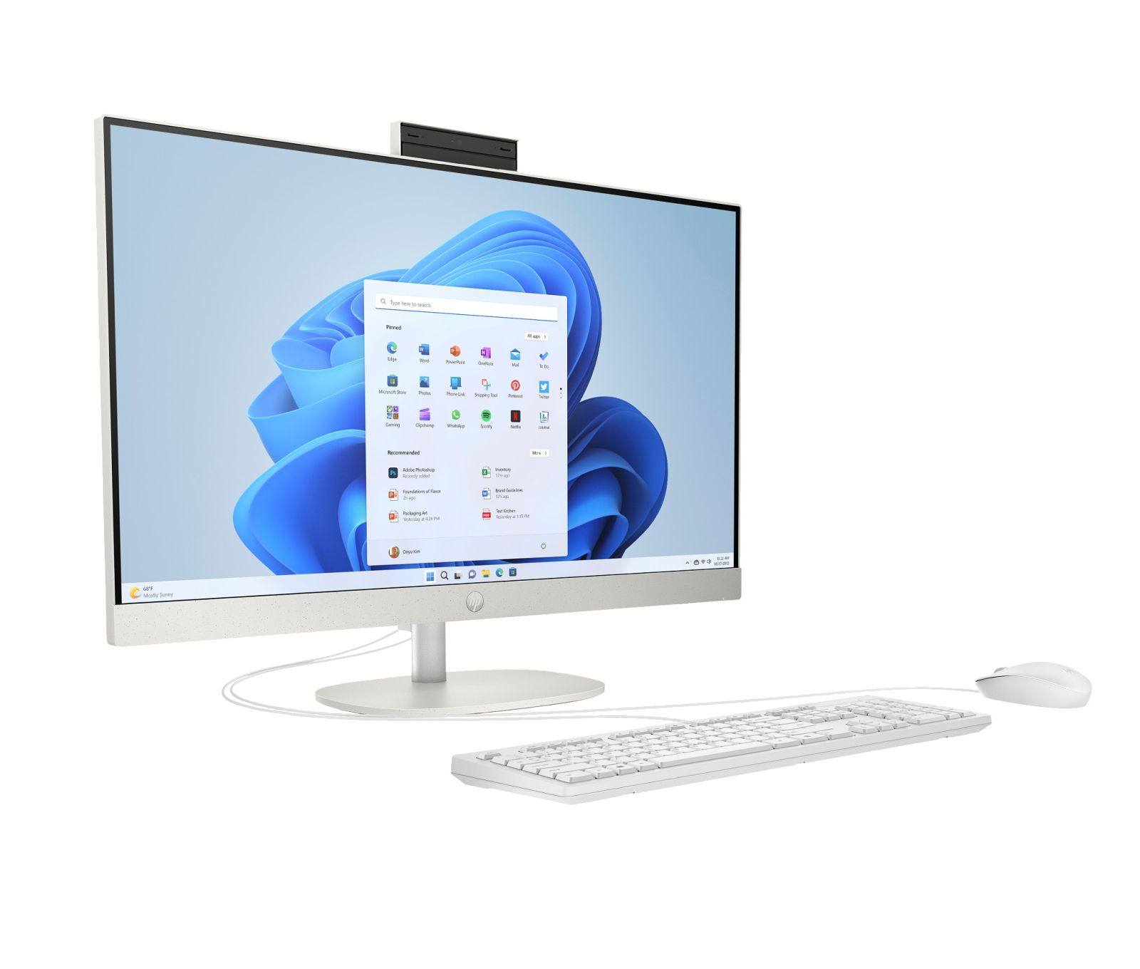 Biały komputer All-in-One z klawiaturą i myszką, wyświetlający system Windows 11.