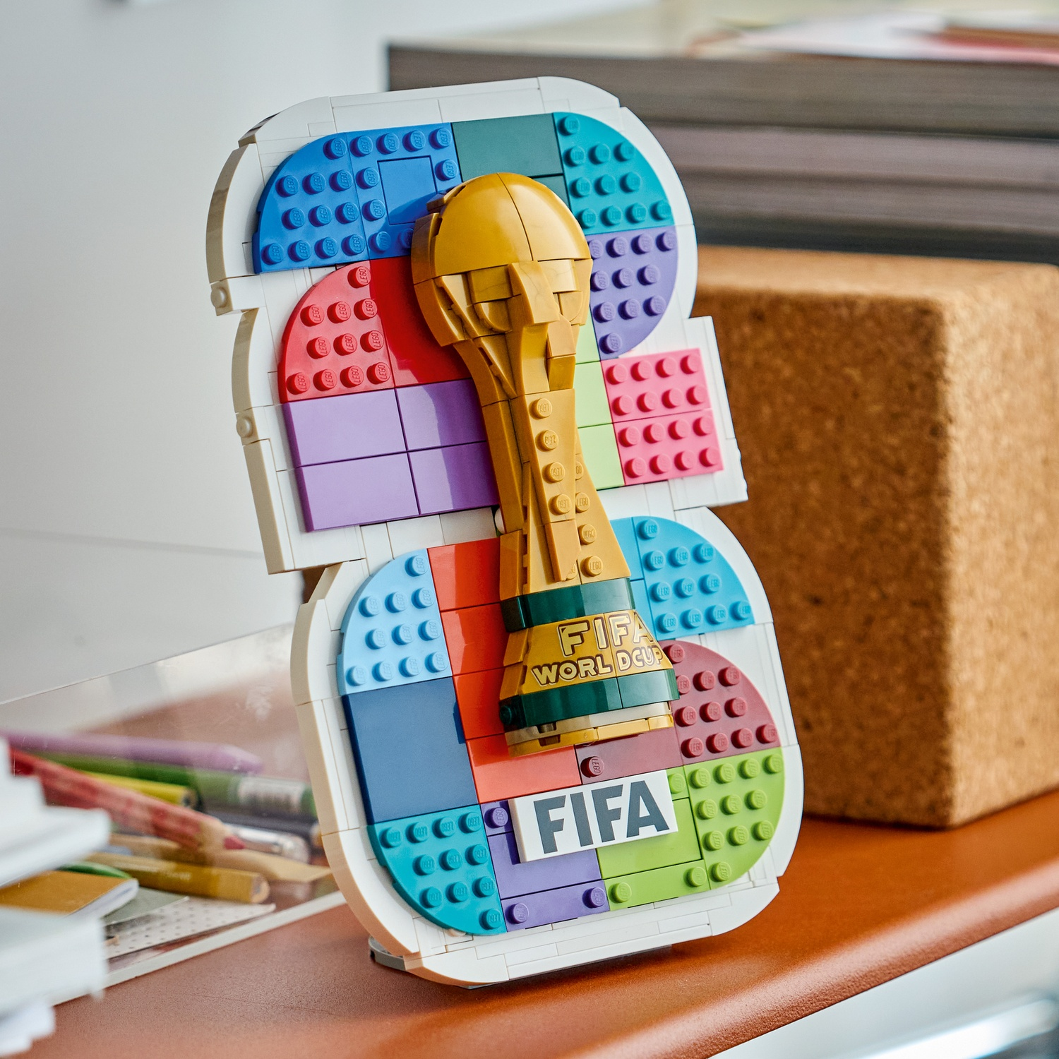 Sekiz rakamı şeklinde FIFA Dünya Kupası kupası LEGO modeli.