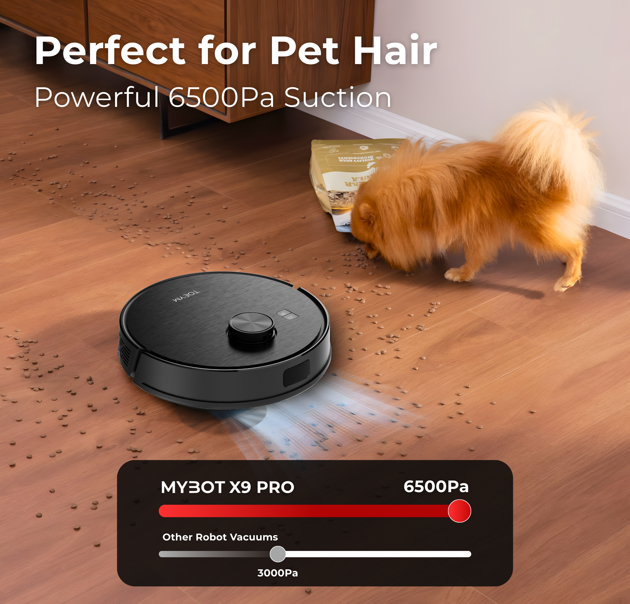 Een zwarte robotstofzuiger maakt een houten vloer schoon met verspreid dierenvoer, bij een hond.