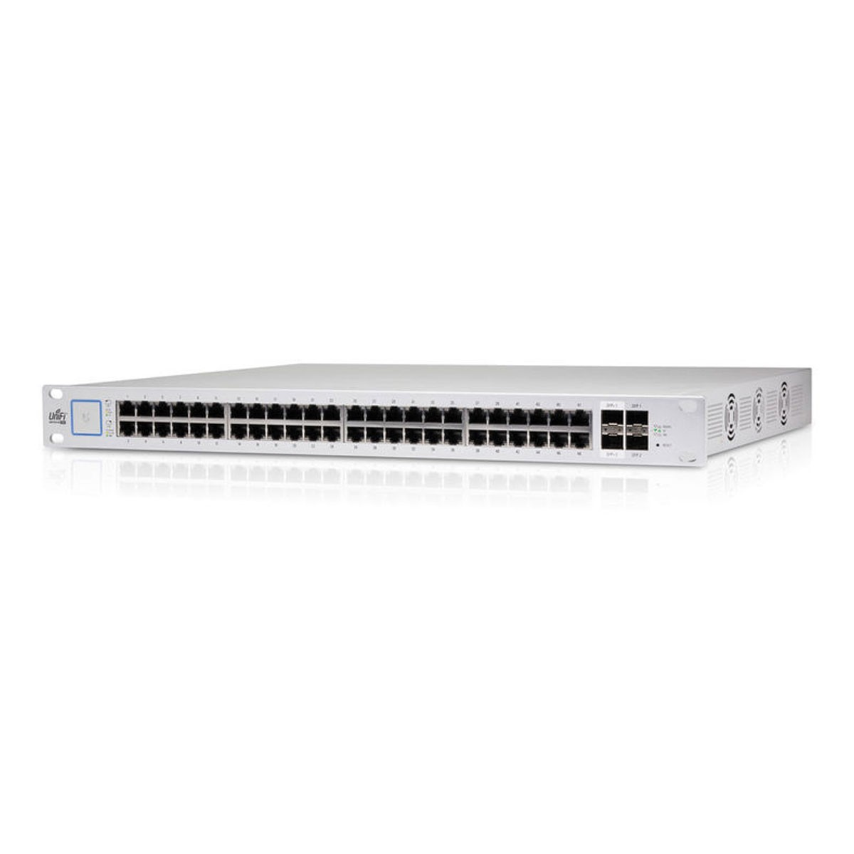 Uno switch di rete bianco con molte porte sul pannello frontale.