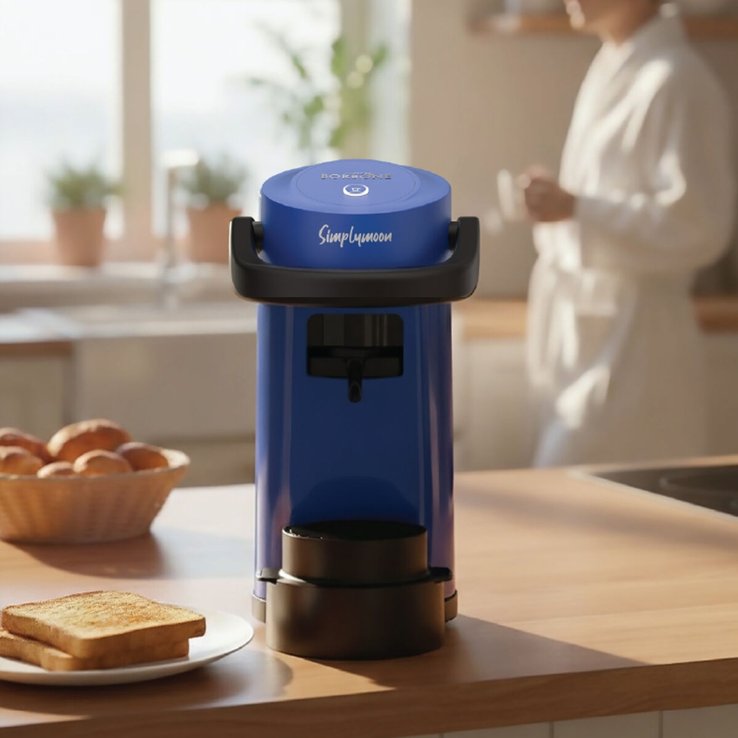 Eine blaue Kaffeemaschine steht auf einer Holztheke, daneben Toast und Brot.