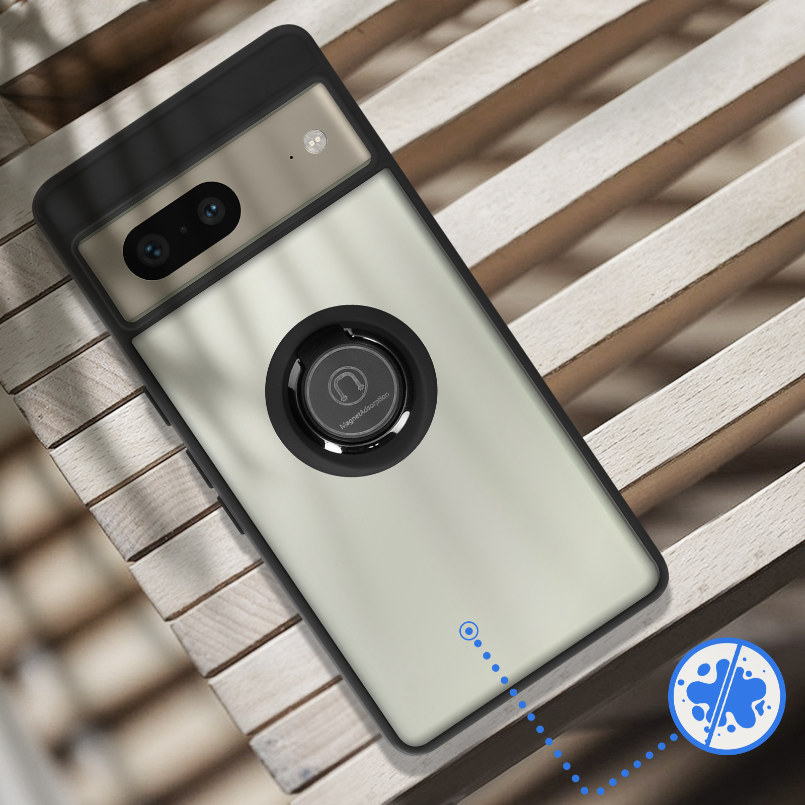 Uno smartphone con custodia nera e anello porta-anello su doghe di legno.