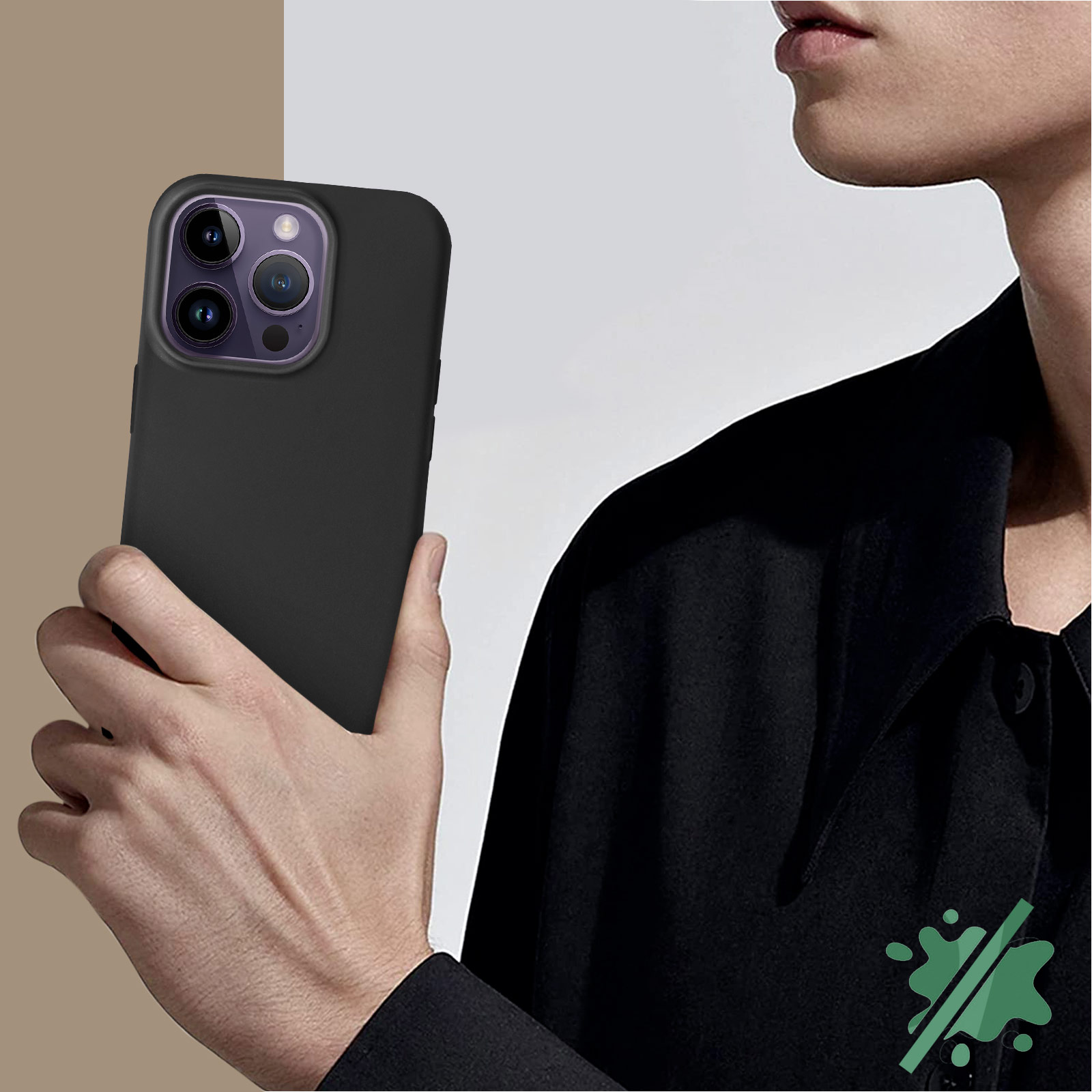 Una mano tiene uno smartphone nero con tre fotocamere.