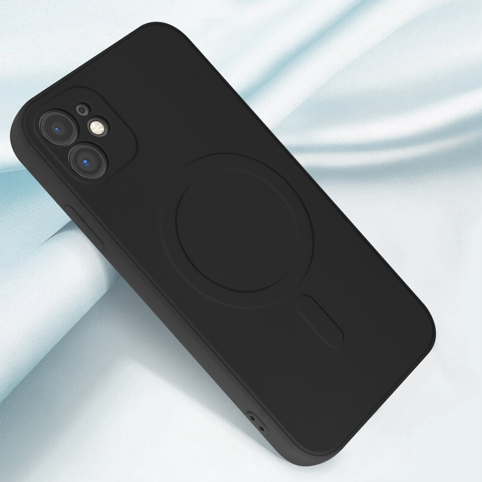 Zwarte telefoonhoes met cameramodule en magnetische oplaadcirkel op blauwe stof.