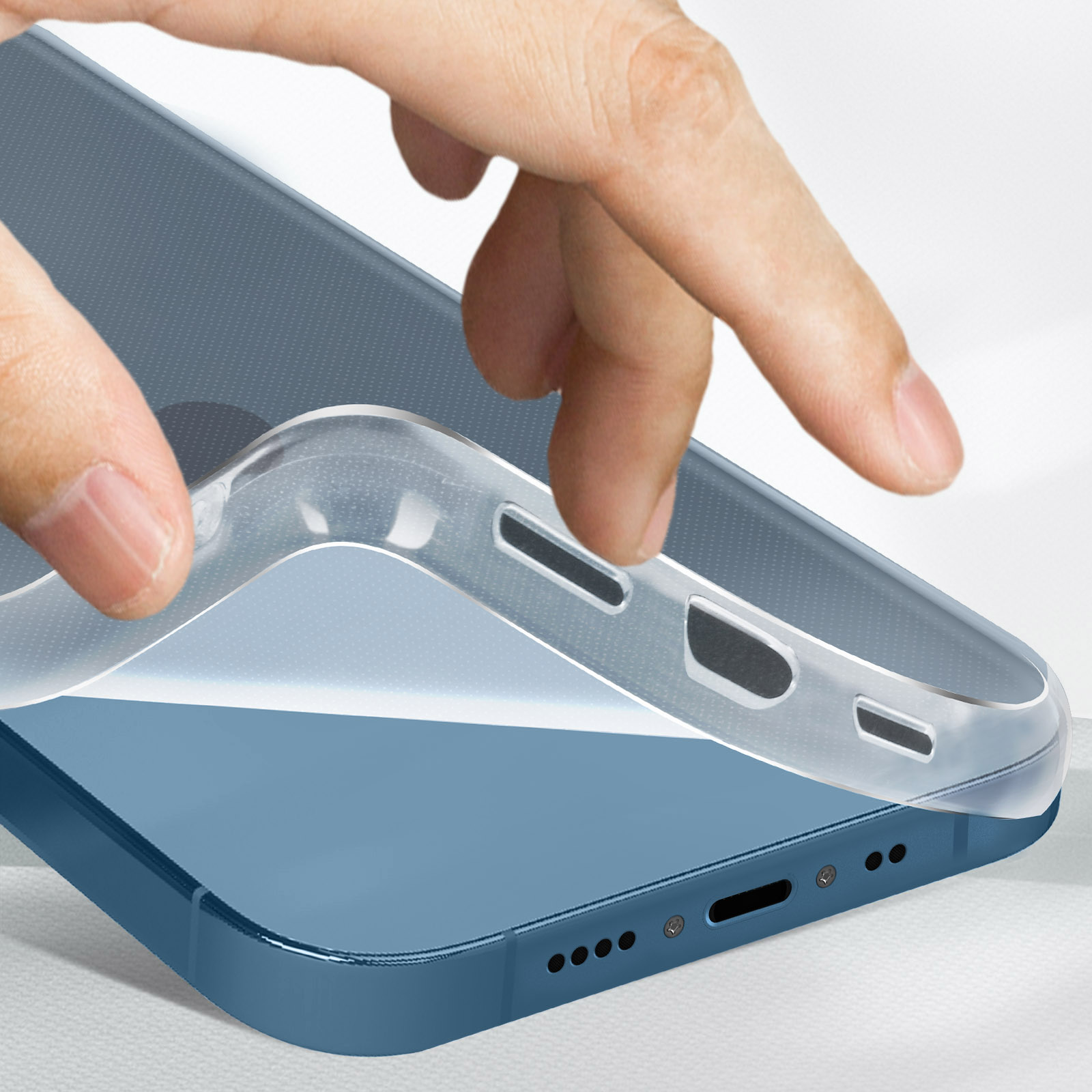Een hand houdt een doorzichtige telefoonhoes over een blauwe smartphone, met uitsparingen.