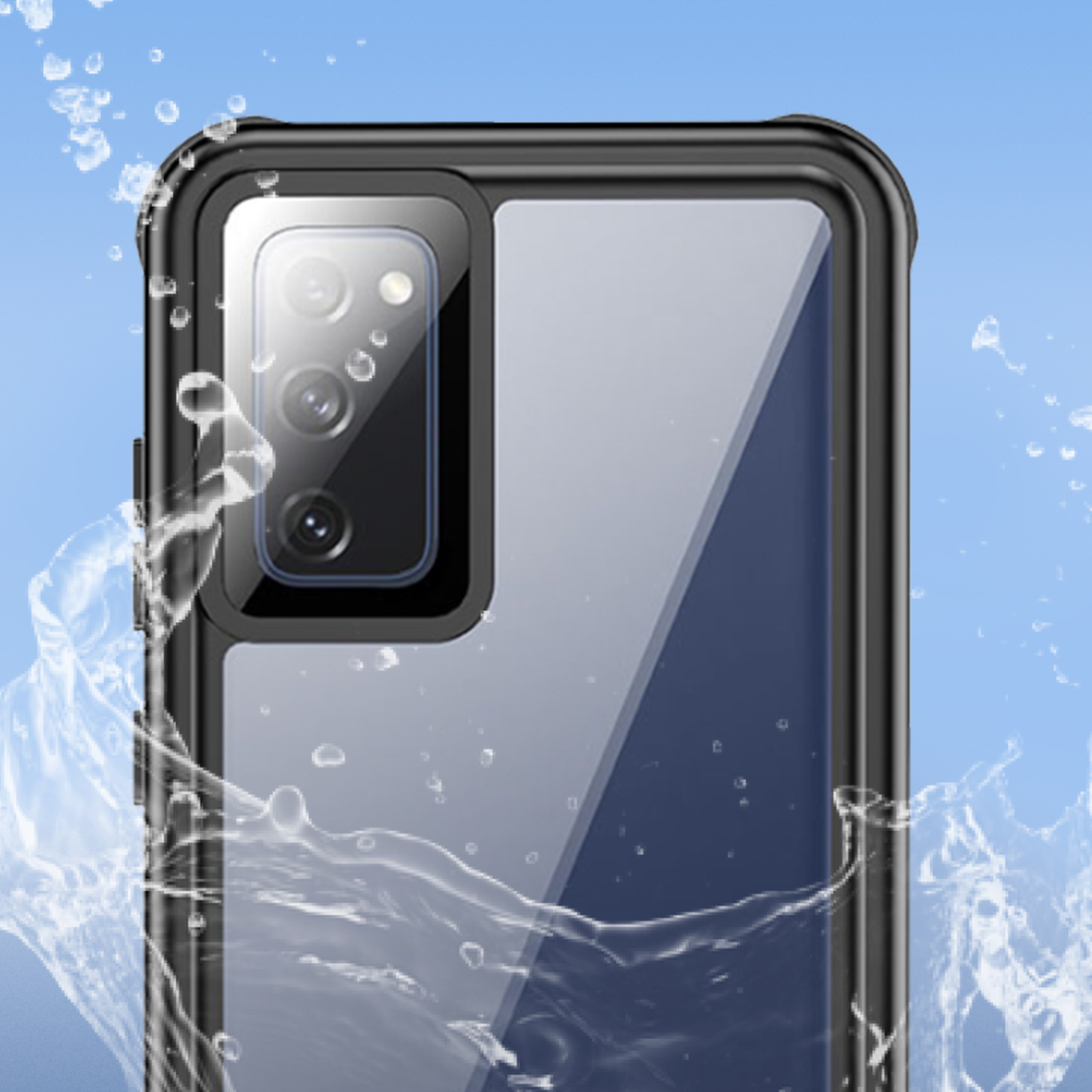 Smartphone in zwart hoesje met water spetters tegen een blauwe hemel.