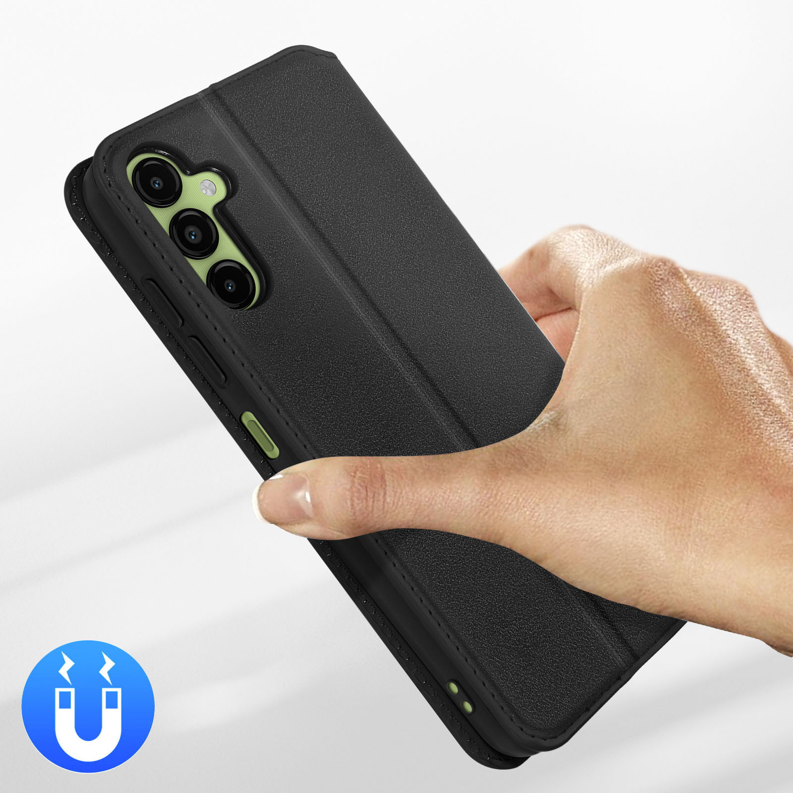 Een hand houdt een zwarte telefoonhoes met drie cameralenzen vast.
