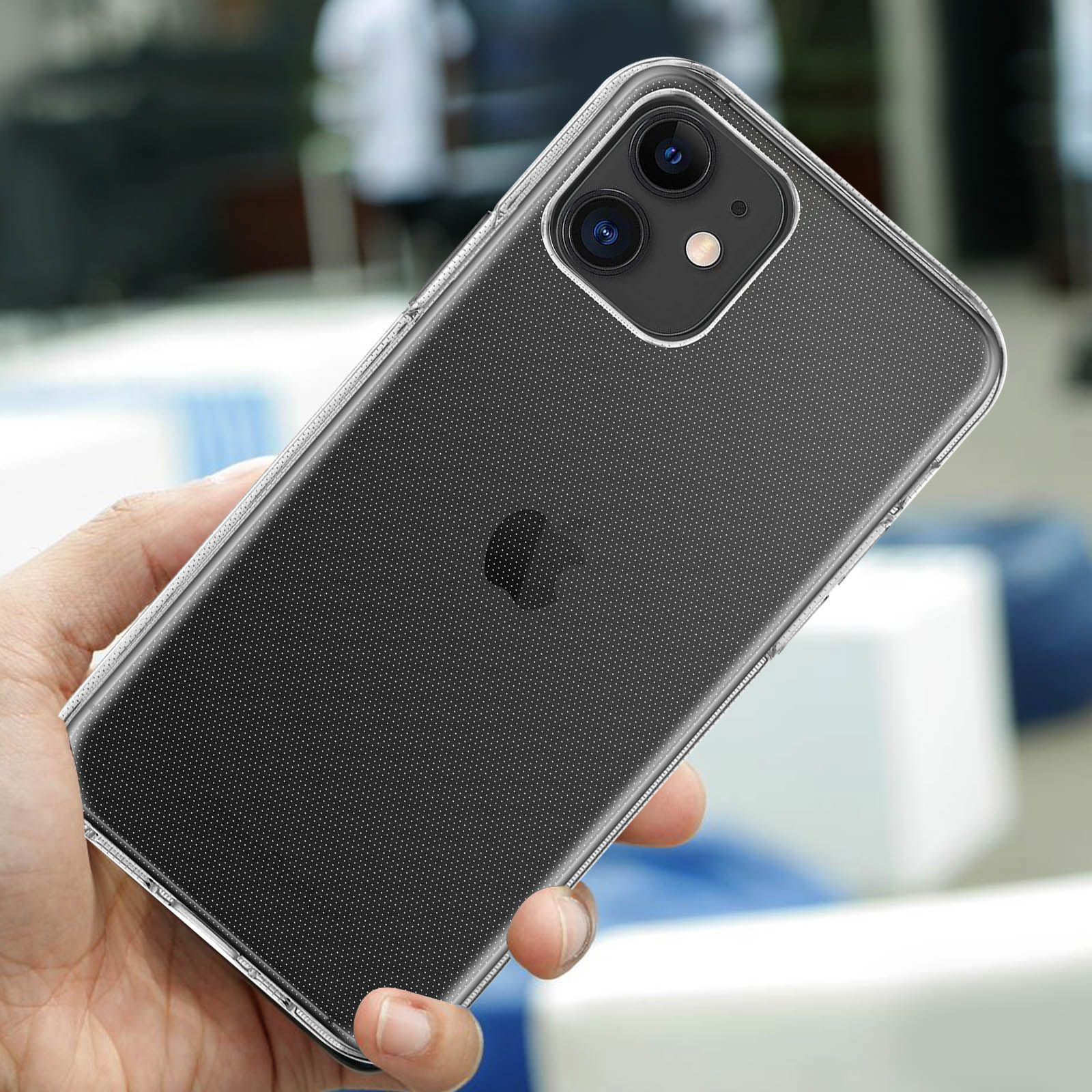 Una mano tiene una custodia trasparente per telefono con motivo a punti e modulo fotocamera.