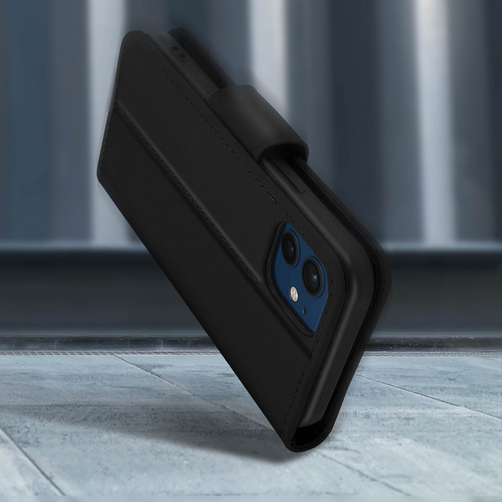 Custodia a libro in pelle nera per smartphone con fotocamera visibile.
