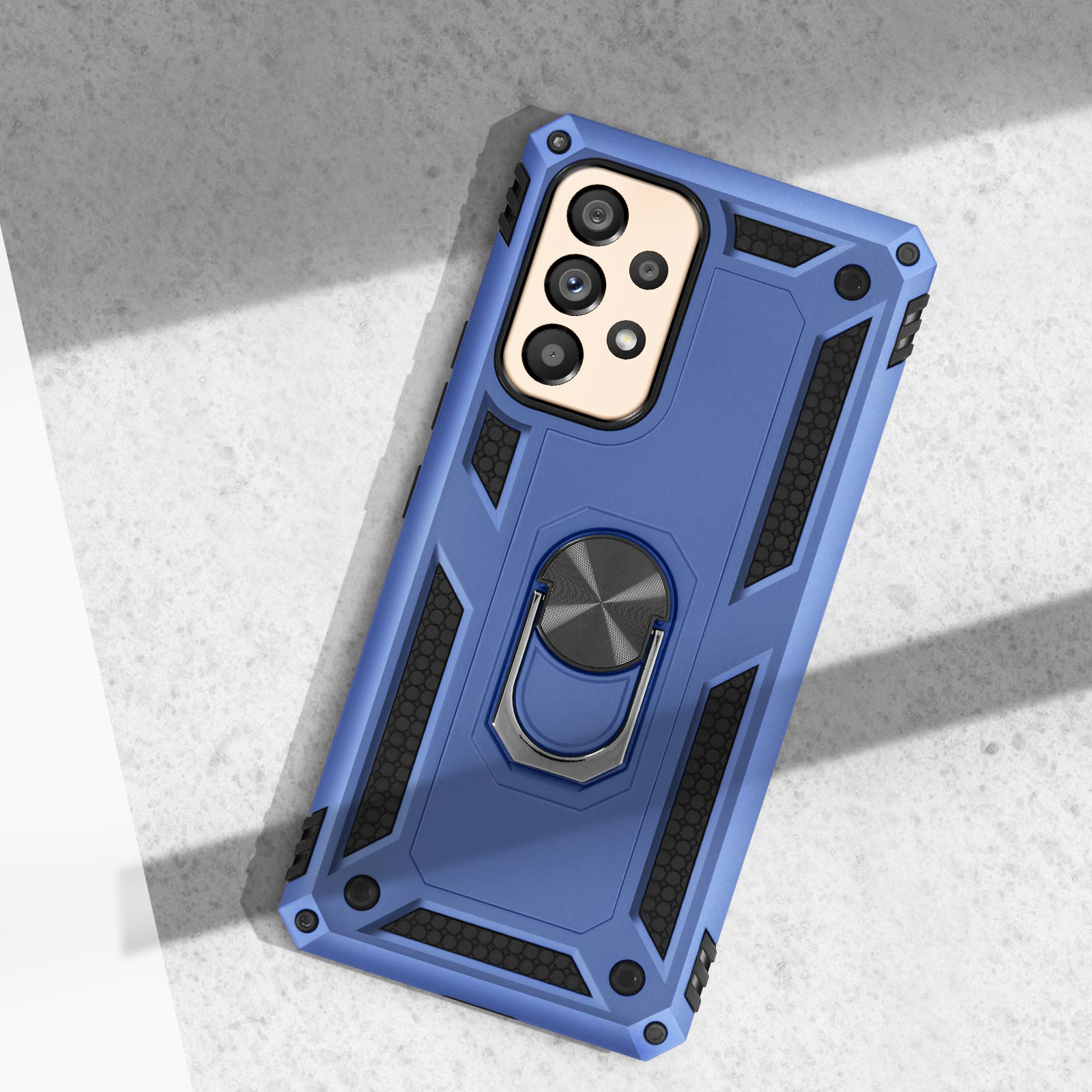 Una custodia blu per telefono con anello porta e ritaglio fotocamera su superficie testurizzata.