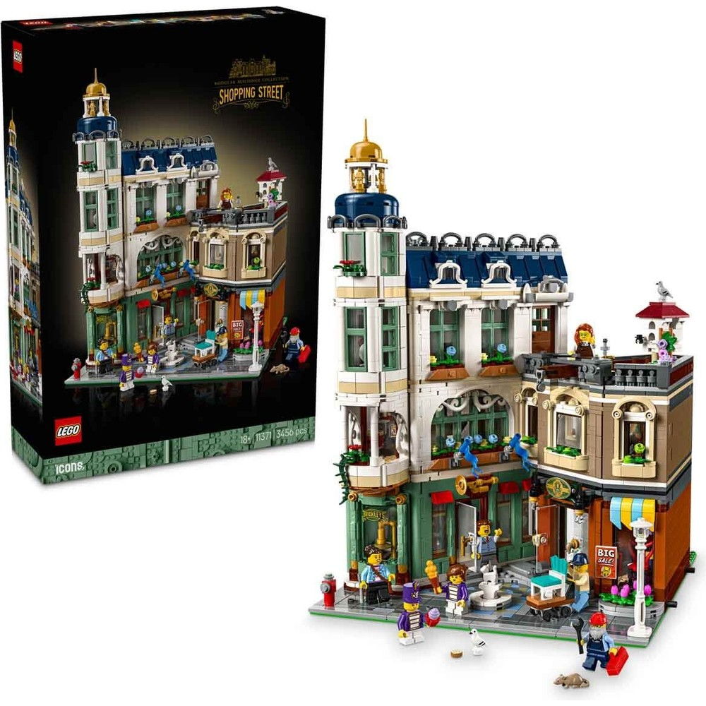 Sokaklarda dükkanlar ve figürler bulunan çok katlı bir Lego binası.