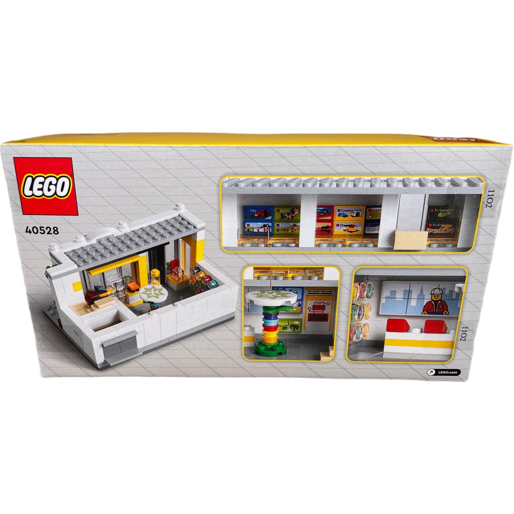 Raf, masa ve figürlerin bulunduğu bir Lego mağaza modeli.