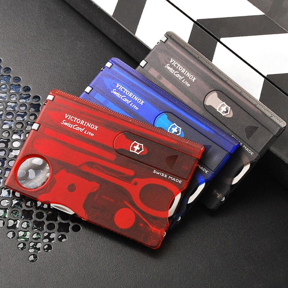 Kırmızı, mavi ve siyah Victorinox Swiss Card Lite aletleri yan yana dizilmiş.