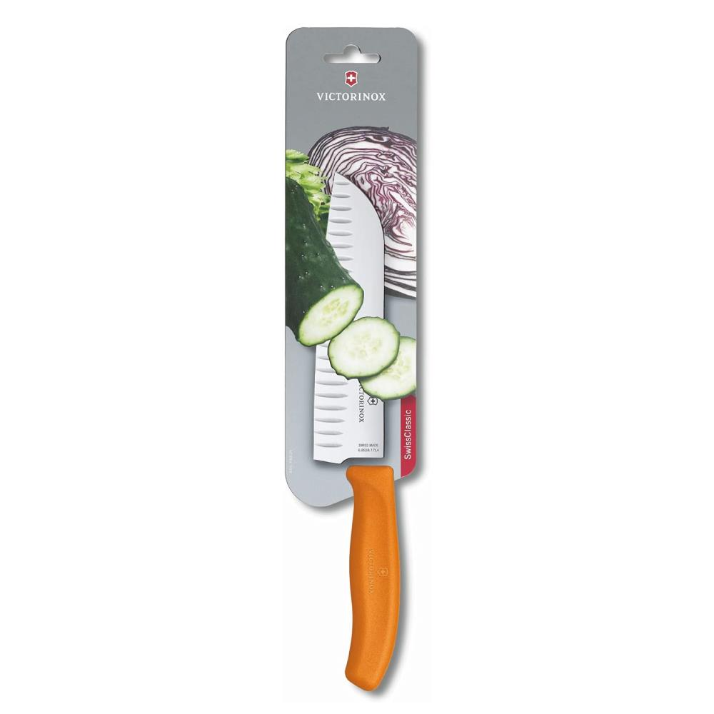 Turuncu saplı Victorinox bıçağı, salatalık ve kırmızı lahana ile paketlenmiş.