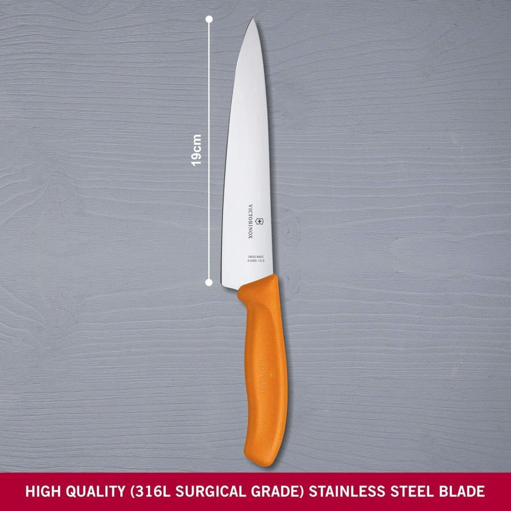 Turuncu saplı 19 cm'lik Victorinox şef bıçağı gri arka plan üzerinde.