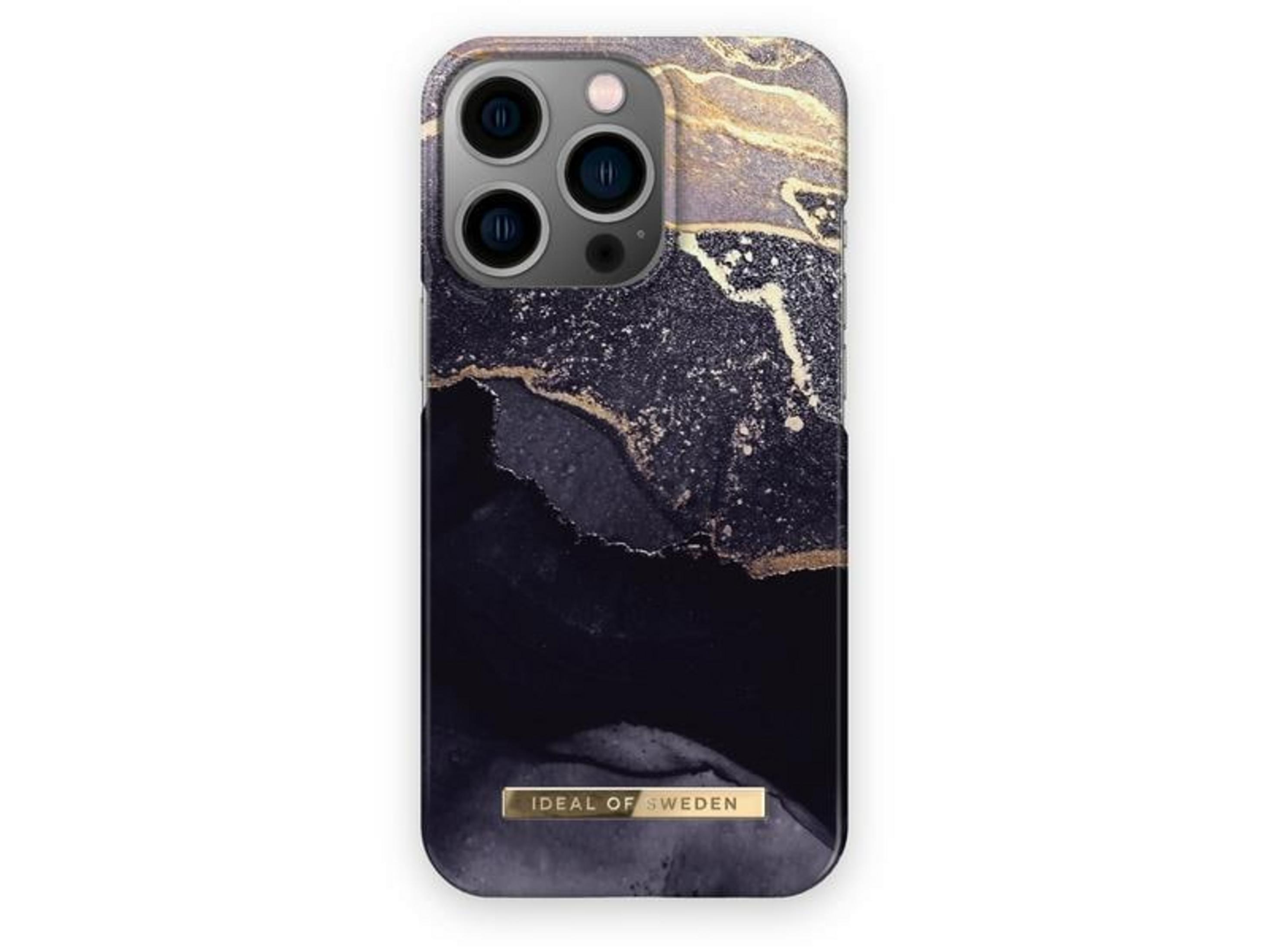 Altın vurgulu mermer desenli koyu gri telefon kılıfı. Arkada üç kamera bulunur.