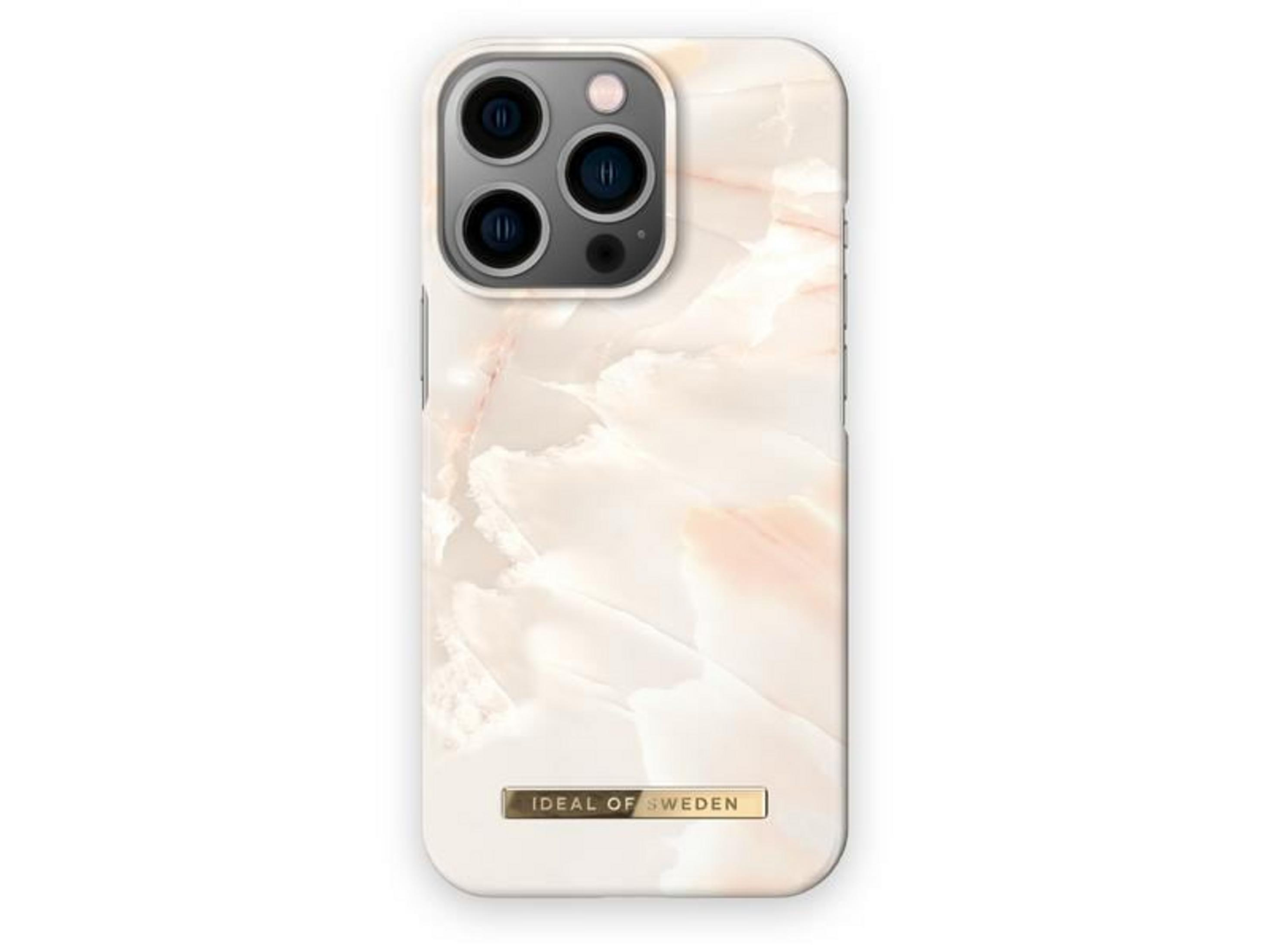 Ein helles iPhone-Case mit Marmormuster und goldener "IDEAL OF SWEDEN"-Plakette.
