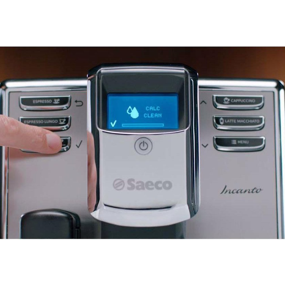 Un dito preme il pulsante Espresso Lungo di una macchina da caffè Saeco. Il display mostra "CALC CLEAN".