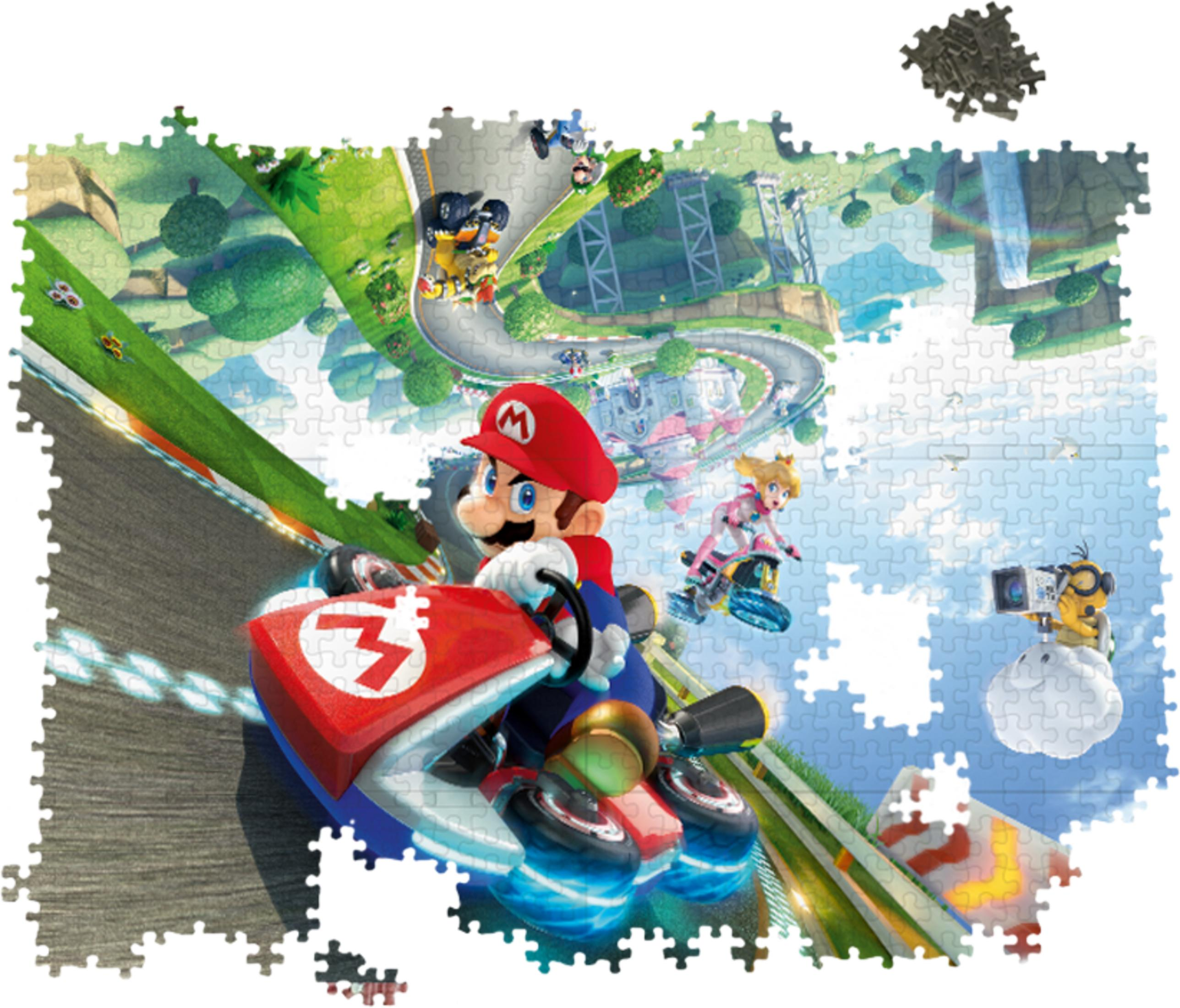 Mario racet in zijn rode kart op een baan met Prinses Peach achter hem. Een Koopa Troopa filmt.
