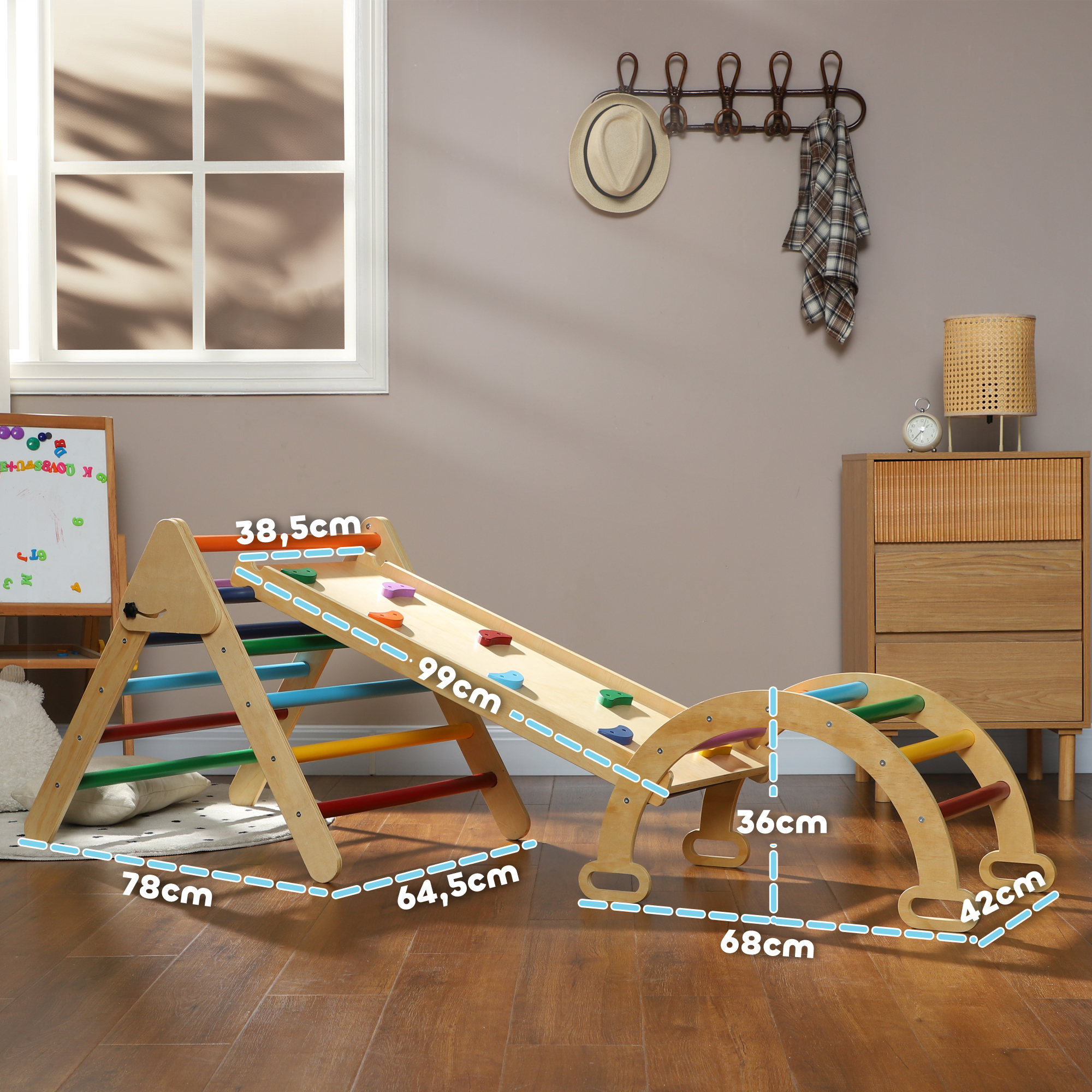 Una estructura de juego de madera con tobogán, pared de escalada y balancín arcoíris.
